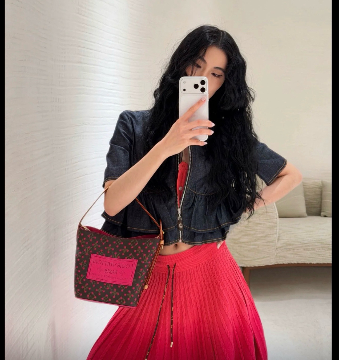 NO:851981,[All ln BB bucket handbag] M29075 presbyopic/rose red (hollow) model picture,19860909【All ln BB 水桶手袋】M29075 老花/玫红色（镂空）模特图,,Bag