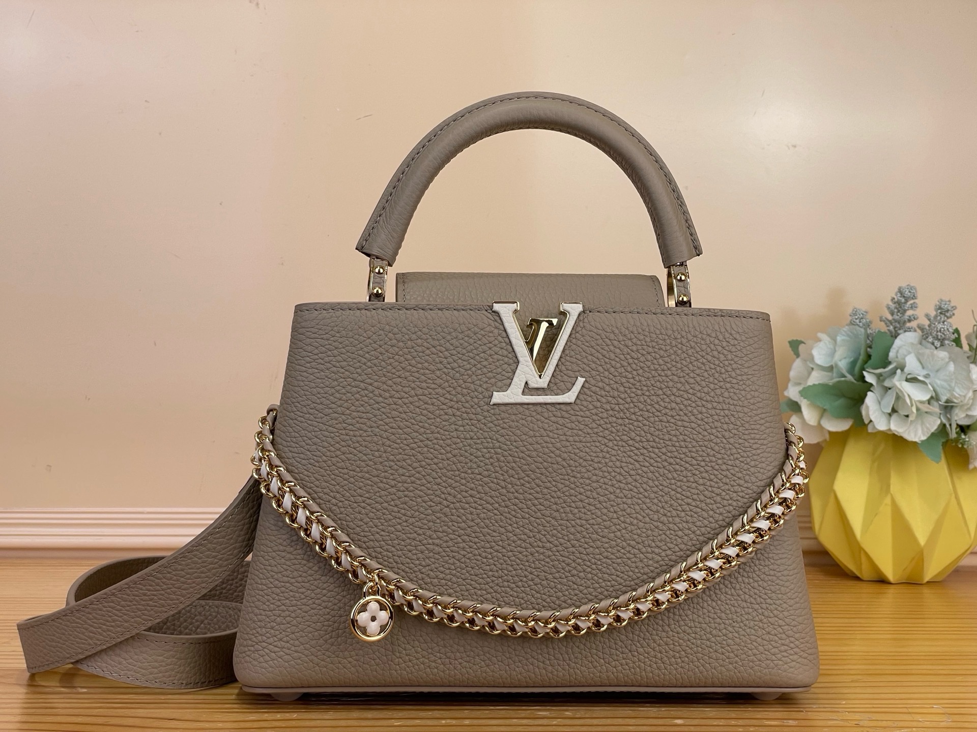 NO:851097,Top original order [CAUCINES bb handbag] m29439 black/pink (woven chain) m29440 gray (woven chain) This Caucines bb handbag is decorated with exquisite hand-knitted chains and enamel Monogram jw flowers, praising the brand's exquisite craftsmanship. The two-style fashion design is dyed with timeless colors, and the classic LV letter logo illuminates the exquisite Taurillon  Leather. Suitable for cross-body, shoulder, and handbag, change the shape as you like. Dimensions 17 x 27 × 9 cm 120121250 (length x height x width),,louis vuitton19860909顶级原单【CAUCINES bb 手袋】 m29439 黑色/粉色（编织链条）m29440 灰色（编织链条） 本款 Caucines bb 手袋藉由精美手工编结链条与珐琅 Monogram jw花卉装饰,礼赞品牌精湛匠艺.两式风尚设计晕染隽永色调,经典 LV 字母标识点亮精致 Taurillon 皮革.斜挎、肩背、手提皆宜,随心转换造型. 尺寸17 x 27 × 9 厘米 120121250 (长度 x 高 x 宽),,louis vuitton,Bag