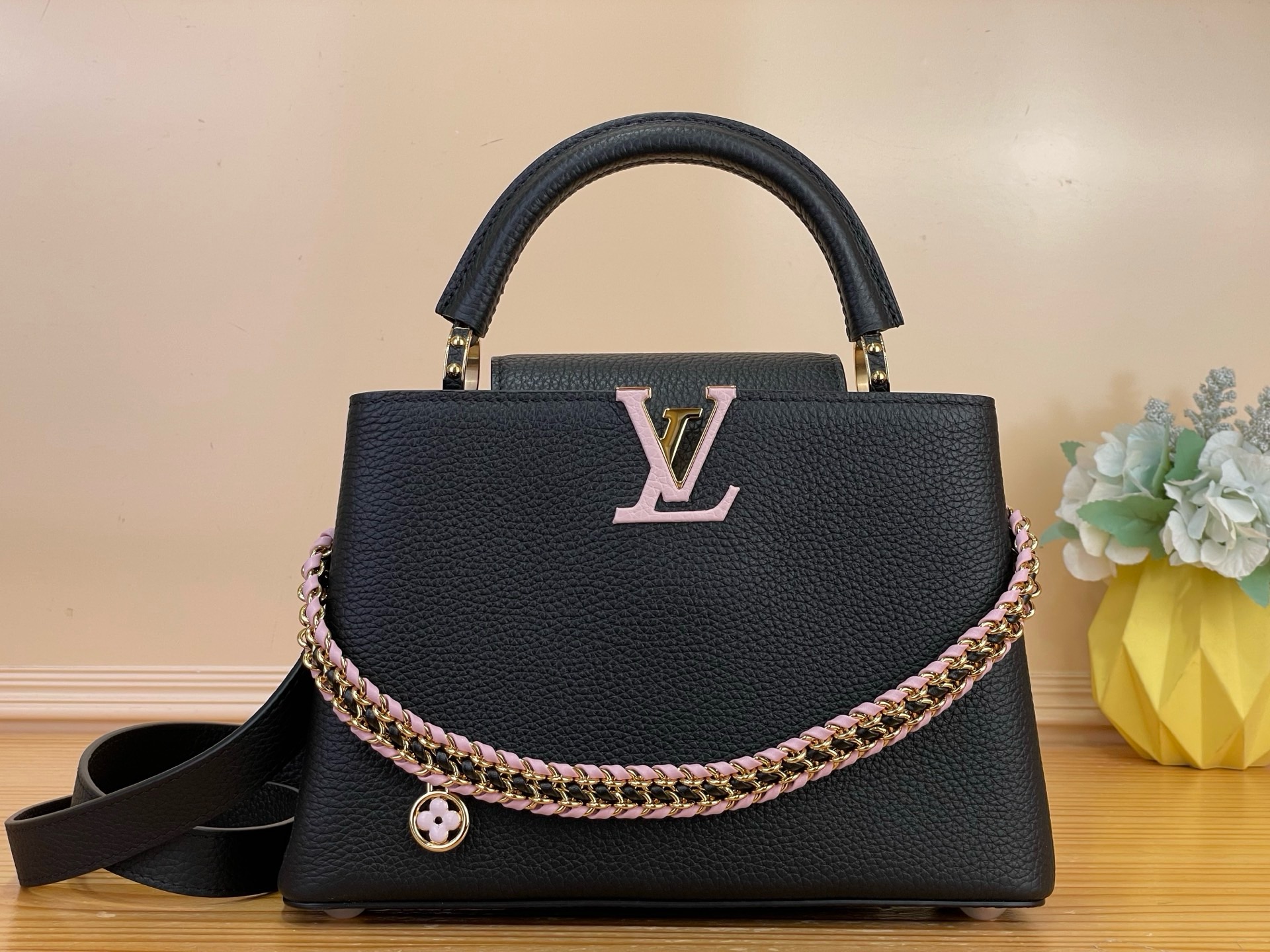 NO:851124,Top original order [CAUCINES bb handbag] m29439 black/pink (woven chain) m29440 gray (woven chain) This Caucines bb handbag is decorated with exquisite hand-knitted chains and enamel Monogram jw flowers, praising the brand's exquisite craftsmanship. The two-style fashion design is dyed with timeless colors, and the classic LV letter logo illuminates the exquisite Taurillon  Leather. Suitable for cross-body, shoulder, and handbag, change the shape as you like. Dimensions 17 x 27 × 9 cm 120121250 (length x height x width),,louis vuitton19860909顶级原单【CAUCINES bb 手袋】 m29439 黑色/粉色（编织链条）m29440 灰色（编织链条） 本款 Caucines bb 手袋藉由精美手工编结链条与珐琅 Monogram jw花卉装饰,礼赞品牌精湛匠艺.两式风尚设计晕染隽永色调,经典 LV 字母标识点亮精致 Taurillon 皮革.斜挎、肩背、手提皆宜,随心转换造型. 尺寸17 x 27 × 9 厘米 120121250 (长度 x 高 x 宽),,louis vuitton,Bag