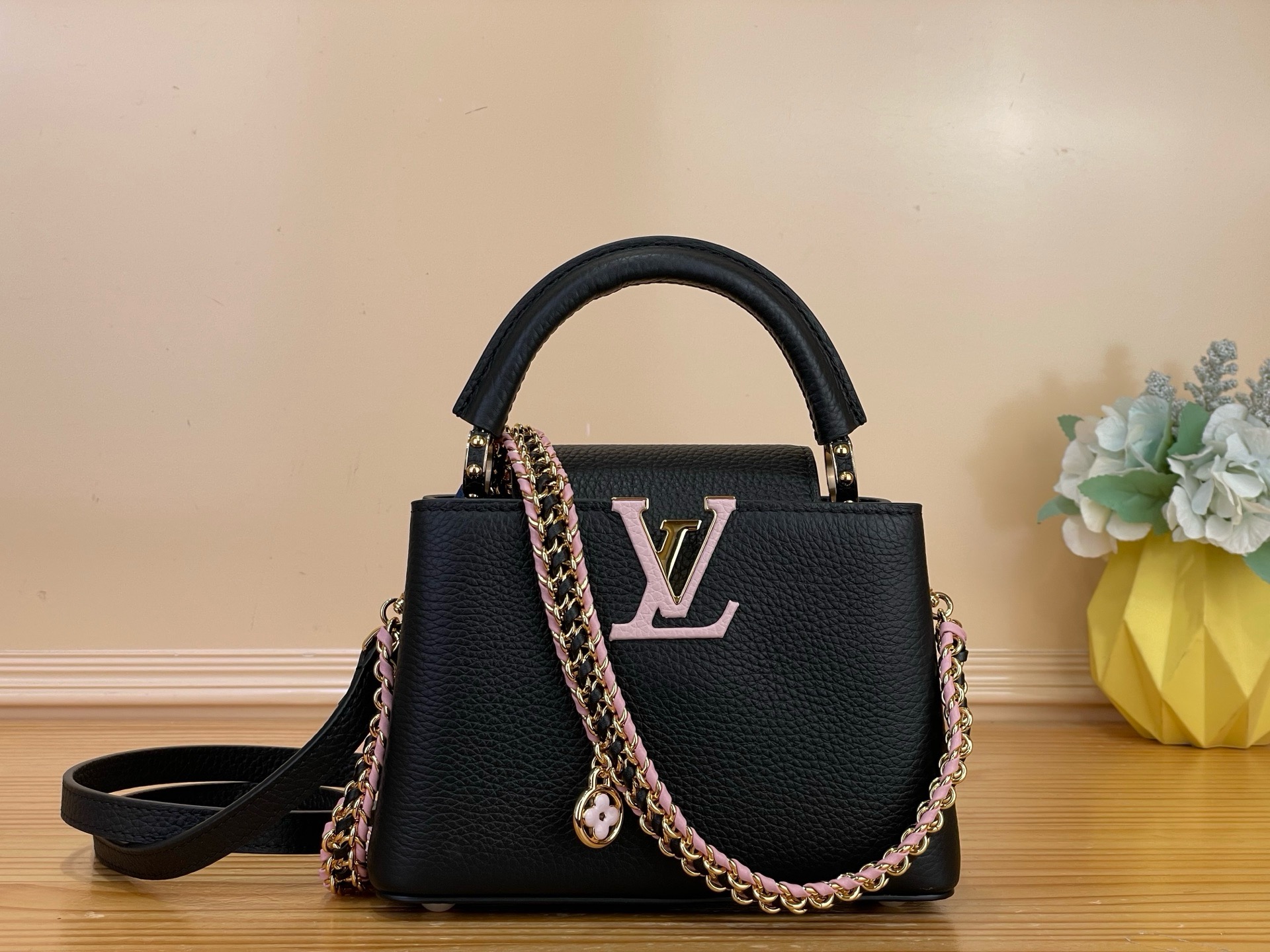 NO:851133,Top original order [CAUCINES mini handbag] m29439 black/pink (woven chain) m29440 gray (woven chain) This Caucines mini handbag is decorated with exquisite hand-knitted chains and enamel Monogram jw flowers, praising the brand's exquisite craftsmanship. The two-style fashion design is dyed with timeless colors, and the classic LV letter logo illuminates the exquisite Taurillon  Leather. Suitable for crossbody, shoulder or hand carry, change the shape as you like. Dimensions 14 x 21 x 8 cm 110121250 (length x height x width),,louis vuitton19860909顶级原单【CAUCINES 迷你手袋】 m29439 黑色/粉色（编织链条）m29440 灰色（编织链条） 本款 Caucines 迷你手袋藉由精美手工编结链条与珐琅 Monogram jw花卉装饰,礼赞品牌精湛匠艺.两式风尚设计晕染隽永色调,经典 LV 字母标识点亮精致 Taurillon 皮革.斜挎、肩背、手提皆宜,随心转换造型. 尺寸14 x 21 x 8 厘米 110121250 (长度 x 高 x 宽),,louis vuitton,Bag