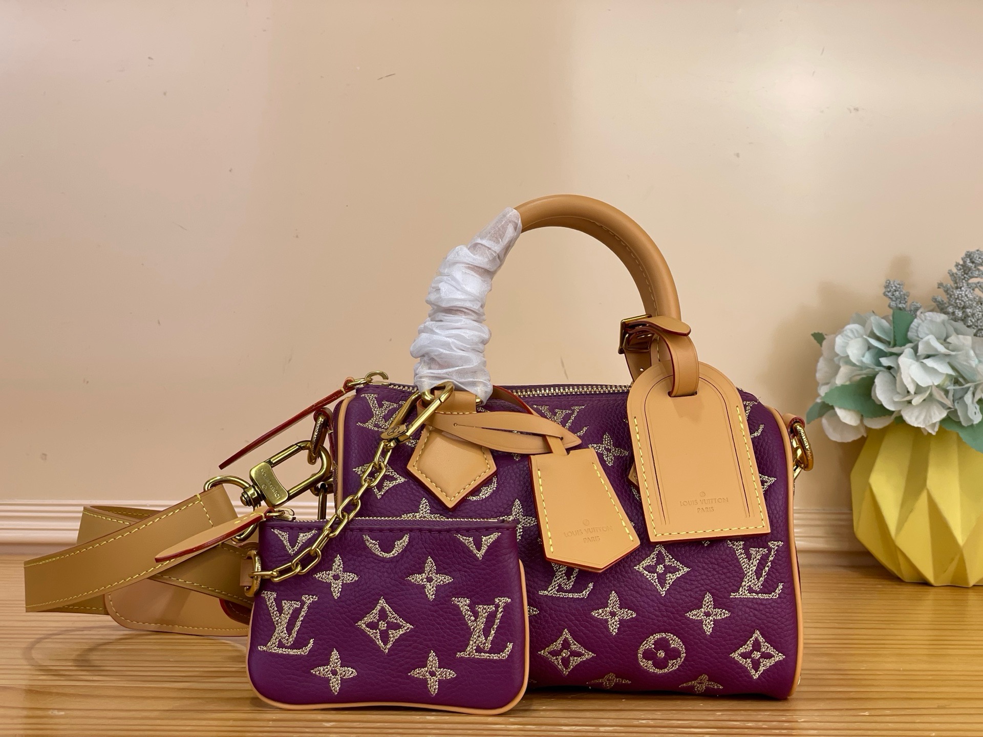 NO:851170,Top original item [SEEDY 9 BANDOULIRE 20 handbag] m28088 purple/embroidery This Seedy 9 Bandoulière 20 handbag is made of soft cow leather, with dazzling thread embroidery reinterpreting the Monogram pattern. The charming color matching and exquisite craftsmanship make this small bag more luxurious. The lining is made of sheepskin material, with the same detachable storage bag, and the interior is embellished with an exclusive 9 nameplate. Size 22 x  14 x 17.5 cm (length x height x width),,cowhide,sheepskin19860909顶级原单【SEEDY 9 BANDOULIRE 20 手袋】 m28088 紫色/刺绣 本款 Seedy 9 Bandoulière 20 手袋选用柔软牛皮革材质,以耀目线绣重绎 Monogram 图案.迷人配色与精湛工艺令这只小包更显华贵.内衬选用羊皮革材质,配有同款可拆卸收纳包,内部点缀专属 9 铭牌. 尺寸22 x 14 x 17.5 厘米 (长度 x 高 x 宽),,cowhide,sheepskin,Bag