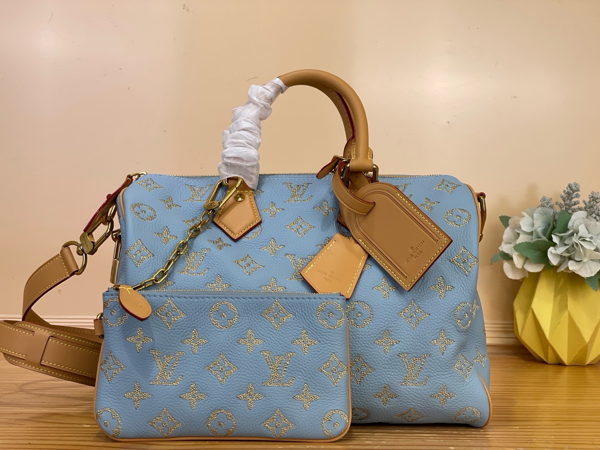 NO:851199,Top original item [Seedy 9 Bandoulière 30 Handbag] Gray Blue/Embroidery The Seedy 9 Bandoulière 30 bag is made of ultra-soft calfskin with Monogram print and is perfectly compact yet spacious enough to carry daily essentials. Meticulous details, such as the traditional side locks or the premium lambskin lining, are a testament to the superb craftsmanship of this bag. In addition to the top handle, there is a removable strap. Dimensions 32 x 22.5 x  18 cm,,cowhide,sheepskin19860909顶级原单【Seedy 9 Bandoulière 30 手袋】 灰蓝色/刺绣 Seedy 9 Bandoulière 30包由超柔软的小牛皮制成,带有Monogram印花,尺寸完美紧凑但足够宽敞,可以装下日常必需品.细致的细节,如传统侧锁或优质小羊皮衬里,证明了这款包的精湛工艺.除了顶部手柄外,还有一条可拆卸的带子. 尺寸32 x 22.5 x 18厘米,,cowhide,sheepskin,Bag