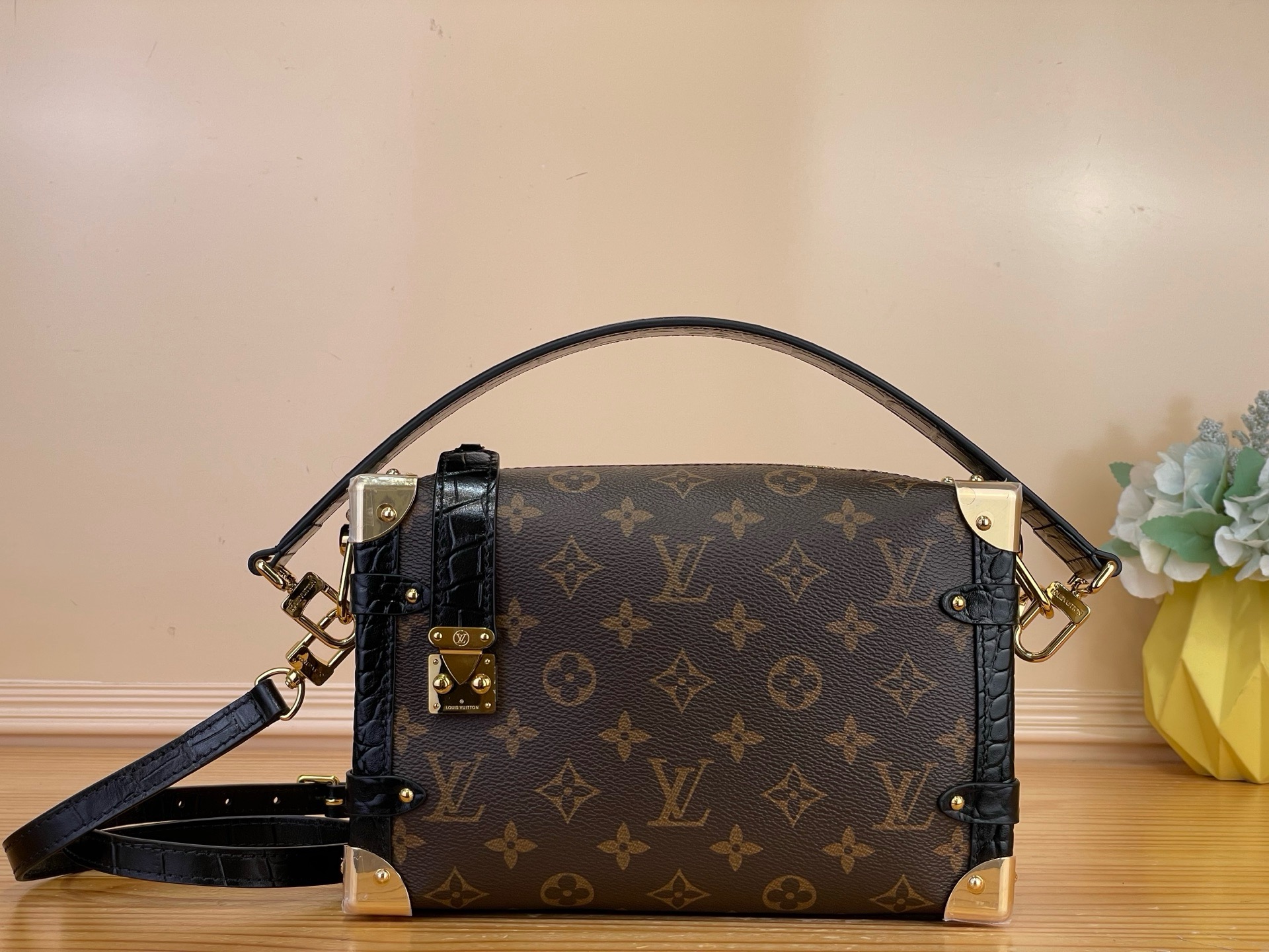 NO:851236,Top original order [SIDE TRUNK handbag] N88338 30010 Presbyopia/black (cow leather embossed crocodile pattern) Nicolas Ghesquière hr repeatedly explored Louis Vuitton’s trunk-making heritage to create this Side Trunk small handbag. Monogram canvas is combined with leather trimming, and the leather zipper puller creatively connects the iconic S-lock  The lock closure and reinforced metal corners draw the eye together. The wide handles and leather spaghetti strap are removable. Dimensions 21 x 14 x 6 cm 6218075,, louis vuitton, cowhide19860909顶级原单【 SIDE TRUNK 手袋】N88338 30010 老花/黑色（牛皮压鳄鱼纹） Nicolas Ghesquière hr重复探寻路易威登的制箱传承,创作此款 Side Trunk 小号手袋.Monogram 帆布结合皮革饰边,皮革拉链头创意衔接标志性 S-lock 锁扣,与加固金属包角共同汇聚视线.宽手柄和皮革细肩带均可拆卸. 尺寸21 x 14 x 6 厘米 6218075,,louis vuitton,cowhide,Bag