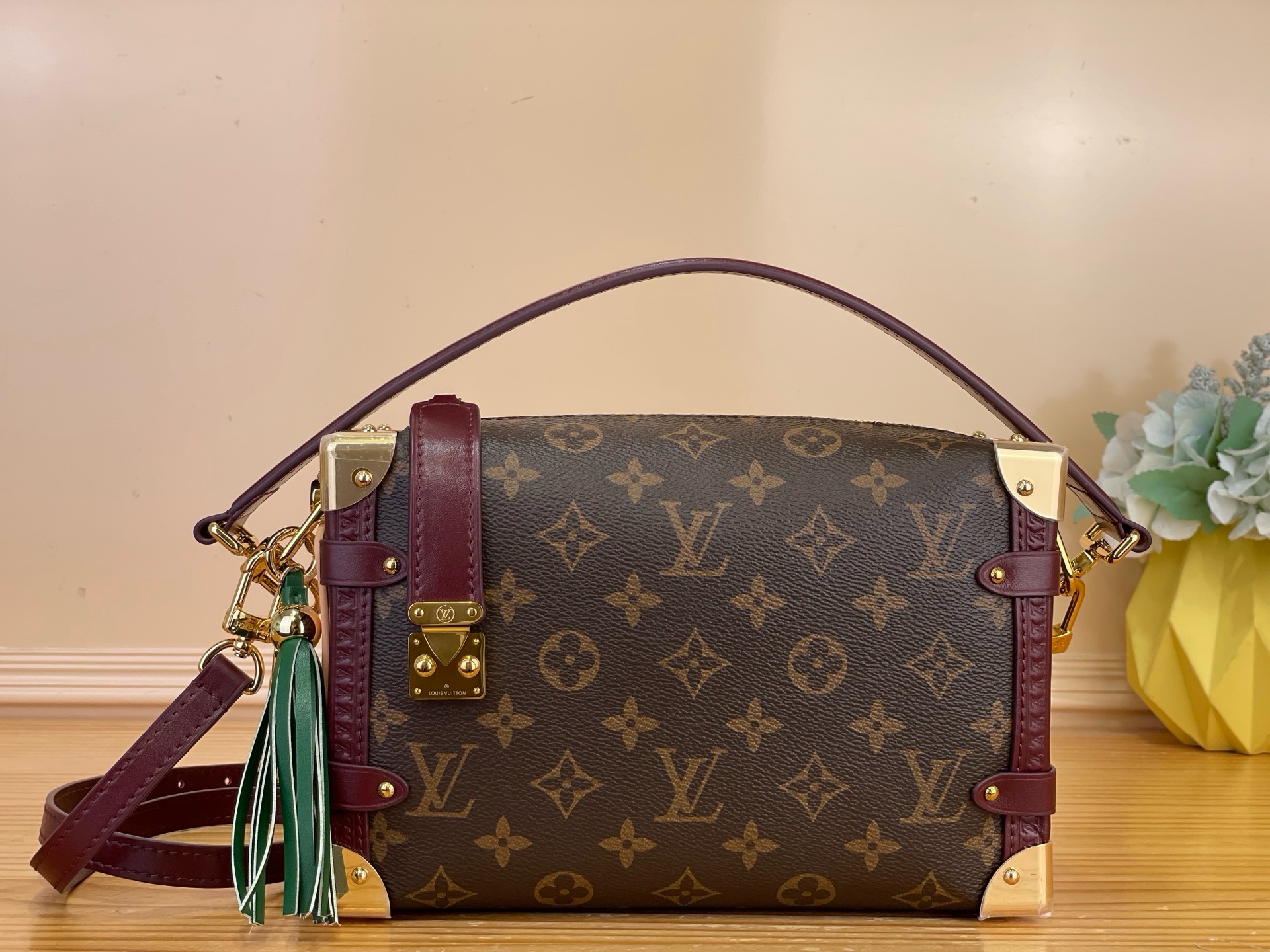 NO:851152,Top original order [SIDE TRUNK medium handbag] m28569 Presbyopic/Fuchsia Flight Mode series re-presents this Getaway Side Trunk hr medium handbag. Monogram Ebene canvas with contrasting leather trim, embellished logo S-lock buckle and corners inspired by hard luggage. Chic pendants are smartly decorated, one of which echoes the brand's 2019 design style. Dimensions 23.5 x 16 x 8.5 cm  6518075 (length x height x width),19860909顶级原单【SIDE TRUNK 中号手袋】 m28569老花/紫红色 Flight Mode 系列焕新呈现本款 Getaway Side Trunk hr中号手袋.Monogram Ebene 帆布搭配撞色皮革饰边,缀饰标识 S-lock 锁扣与灵感源自硬箱的包角.别致挂饰灵动装点,其中一枚与品牌 年设计款式遥相呼应. 尺寸23.5 x 16 x 8.5 厘米 6518075 (长度 x 高 x 宽),,Bag