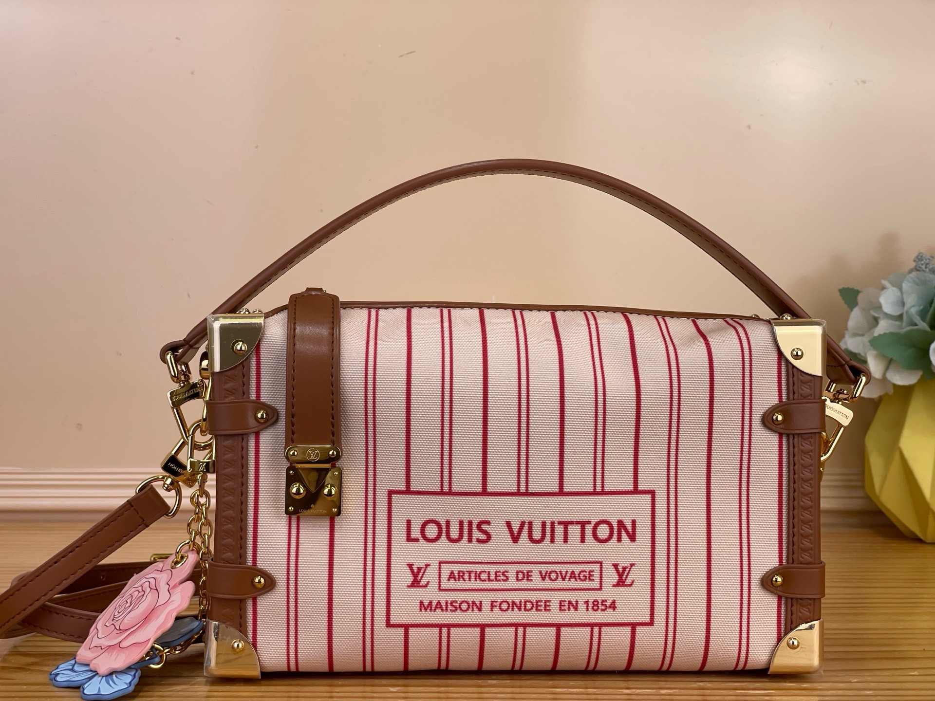 NO:851234,The top original item [SIDE TRUNK Medium Handbag] m28469 Striped Flight Mode Side Trunk Medium Handbag has a new look in the Getaway hr capsule series. The printed canvas body is reminiscent of the Neverfull handbag lining, cleverly decorated with logo metal corners, classic S-lock locks and unique floral charms, making it comfortable to travel with. Plenty of internal space to easily store travel needs. Size 23.5 x 16 x  8.5 cm 6517075 (length x height x width),19860909顶级原单【SIDE TRUNK 中号手袋】 m28469 条纹 Flight Mode Side Trunk 中号手袋于 Getaway hr胶囊系列焕现新貌.印花帆布包身引人遥想 Neverfull 手袋内衬,巧妙缀饰标识金属包角、经典 S-lock 锁扣与别致花卉挂饰,惬意随行悠然旅途.充裕内部空间轻松收纳出行所需. 尺寸23.5 x 16 x 8.5 厘米 6517075 (长度 x 高 x 宽),,Bag