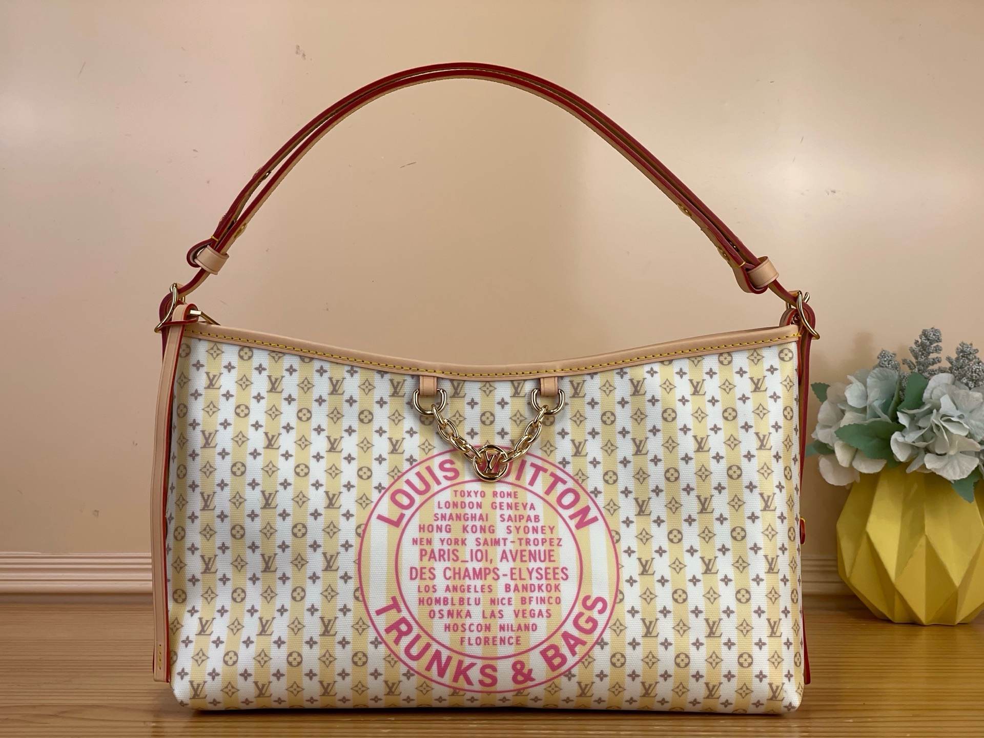 NO:852124,Top original order [CARRYALL EAST WEST handbag] m29139 Summer This LV Stam series Carryall East West handbag adopts new colors. The soft and elegant tones of Hl are suitable for the upcoming warm season. The canvas bag body is decorated with mini Monogram pattern, supplemented by smooth cowhide leather trim and detachable address plate. It is lined with chic flowers and the inner patch pocket can properly store small items. The chain is embellished with LV Circle  The logo is designed with elegance and charm. This collection is equipped with exclusive packaging, imbued with the charming style of the Côte d'Azur. It comes with limited charms and the brand's iconic beach hut handbag, allowing you to enjoy the leisurely fun of midsummer - limited edition, subject to availability. Dimensions 36 x 19 x 10 cm 5415050.. (length x height x width),, louis vuitton, cowhide19860909顶级原单【CARRYALL EAST WEST 手袋】 m29139 夏天 本款 LV Stam 系列 Carryall East West 手袋演绎新色,Hl柔雅色调契合即将到来的温煦季节.帆布包身饰有迷你 Monogram 图案,辅以光滑牛皮革饰边与可拆卸地址牌.采用别致花卉内衬,内贴袋可妥善收纳随身小物.链条点缀 LV Circle 标识,以优雅韵致为设计点睛. 本系列臻作搭配专属包装,浸染蔚蓝海岸的迷人风情,随附限定挂饰与品牌标志性海滩小屋手袋,尽揽盛夏悠然意趣——限量呈献,售完即止. 尺寸36 x 19 x 10 厘米 5415050.. (长度 x 高 x 宽),,louis vuitton,cowhide,Bag