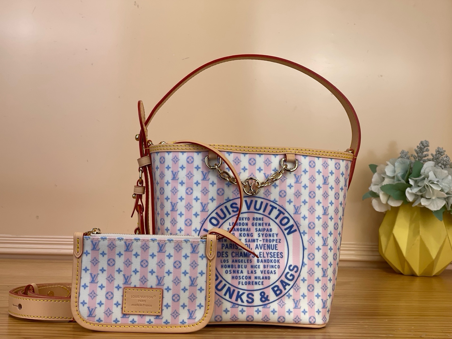 NO:852166,Top original order [ALL IN BB handbag] m29115 Summer This LV Stam series All In BB handbag is reinterpreted with a mini Monogram xh pattern. The fashionable style is in line with the upcoming warm season. Paying tribute to the brand’s classic box-making craftsmanship, the canvas bag body is supplemented by leather trimming, decorated with the iconic address plate and exquisite padlock, and embellished with LV Circle  The signature chain complements each other. It has a unique floral lining and a detachable zippered inner pocket that can be used as a separate accessory. This collection comes with exclusive packaging, imbued with the charming style of the Côte d'Azur. It comes with limited charms and the brand's iconic beach hut handbag to enjoy the leisurely mood of summer - limited edition, subject to availability. Dimensions 16 x 18 x 12 cm 5216065 (length x height x width),, louis  vuitton19860909顶级原单【ALL IN BB 手袋】 m29115 夏天 本款 LV Stam 系列 All In BB 手袋以迷你 Monogram xh图案焕新诠释,时尚格调契合即将到来的温煦季节.致敬品牌经典制箱工艺传承,帆布包身辅以皮革饰边,饰有标志性地址牌与精巧挂锁,与点缀 LV Circle 标识的链条相映成趣.采用独具一格的花卉内衬,可拆卸拉链内袋可单独作为配饰. 本系列臻作搭配专属包装,浸染蔚蓝海岸的迷人风情,随附限定挂饰与品牌标志性海滩小屋手袋,尽揽盛夏悠然意趣——限量呈献,售完即止. 尺寸16 x 18 x 12 厘米 5216065 (长度 x 高 x 宽),,louis vuitton,Bag
