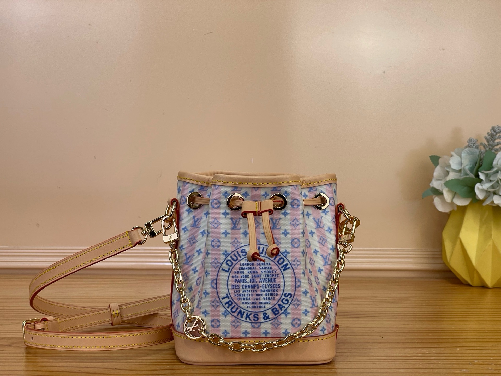 NO:852082,The top original item [Nano Noé bucket bag] M29029 pink striped/cotton (summer 2026) is made of LV Stam canvas, with the LV Stam logo to pay tribute to the brand's exquisite craftsmanship and box-making heritage. It is equipped with a detachable leather shoulder strap and metal chain for easy shoulder carrying. Plenty of space suitable for storing travel and makeup needs.  xh This exquisite series comes with exclusive packaging, imbued with the charming style of the Côte d'Azur. It comes with limited charms and the brand's iconic beach hut handbag, allowing you to enjoy the leisurely fun of midsummer - limited edition, subject to availability. Size 13 x 16 x 10 cm 4815055,, louis vuitton19860909顶级原单【Nano Noé 水桶手袋】M29029 粉色条纹/棉布（2026 夏天） 取材 LV Stam 帆布,以 LV Stam 标识致敬品牌精湛工艺与制箱传承,搭配可拆卸皮革肩带和金属链条,方便肩背.充裕空间适宜收纳出行和化妆所需. xh本系列臻作搭配专属包装,浸染蔚蓝海岸的迷人风情,随附限定挂饰与品牌标志性海滩小屋手袋,尽揽盛夏悠然意趣——限量呈献,售完即止. 尺寸 13 x 16 x 10厘米 4815055,,louis vuitton,Bag