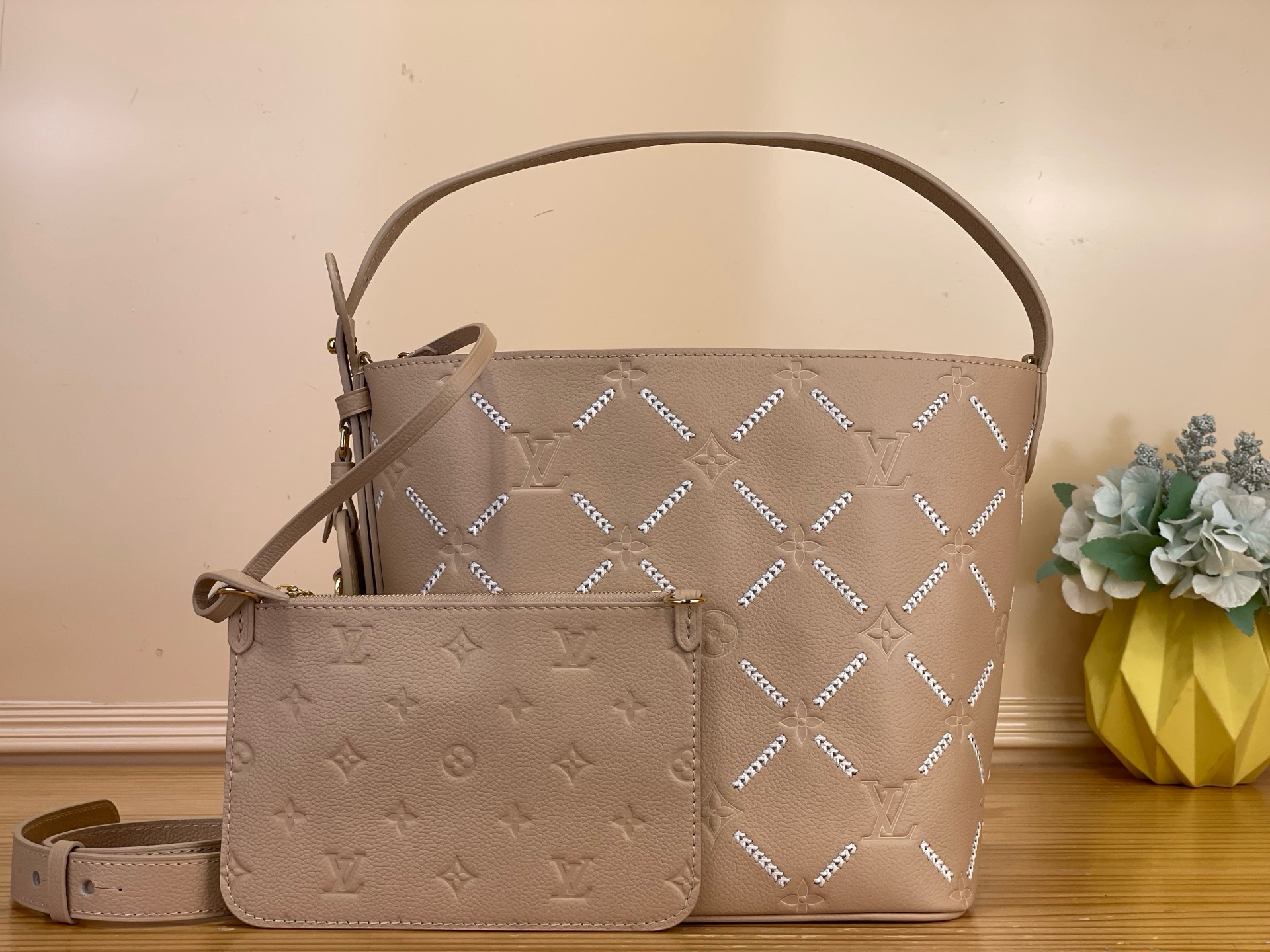 NO:851505,Top original order [All In Medium Handbag] M28524 Brown / Embroidery The All In Medium Handbag is reinterpreted with the Louis Vuitton Monogram Emreinte Couture ys logo, presenting elegant and versatile tones, making it a sophisticated travel choice. The bucket bag silhouette is made of cow leather that has been triple-crafted from embossing to embroidery, embellished with Yingze padlocks and the iconic LV  Famous brand. The detachable zippered inner pocket adds functional considerations, with ample space to easily store mobile phones, wallets and keys. Size 21 x 24 x 16 cm 8219095,,louis vuitton,louis vuitton,cowhide19860909顶级原单【 All In 中号手袋】 M28524 棕色 / 刺绣 All In 中号手袋以路易威登Monogram Emreinte Couture ys标识焕新演绎,呈现雅致百搭色调,成就精致随行之选.水桶包廓形取材历经压纹至刺绣三重工艺的牛皮革,点缀莹泽挂锁与标志性 LV 名牌.可拆卸拉链内袋再添功能考量,充裕空间轻松收纳手机、钱夹与钥匙. 尺寸21 x 24 x 16 厘米 8219095,,louis vuitton,louis vuitton,cowhide,Bag