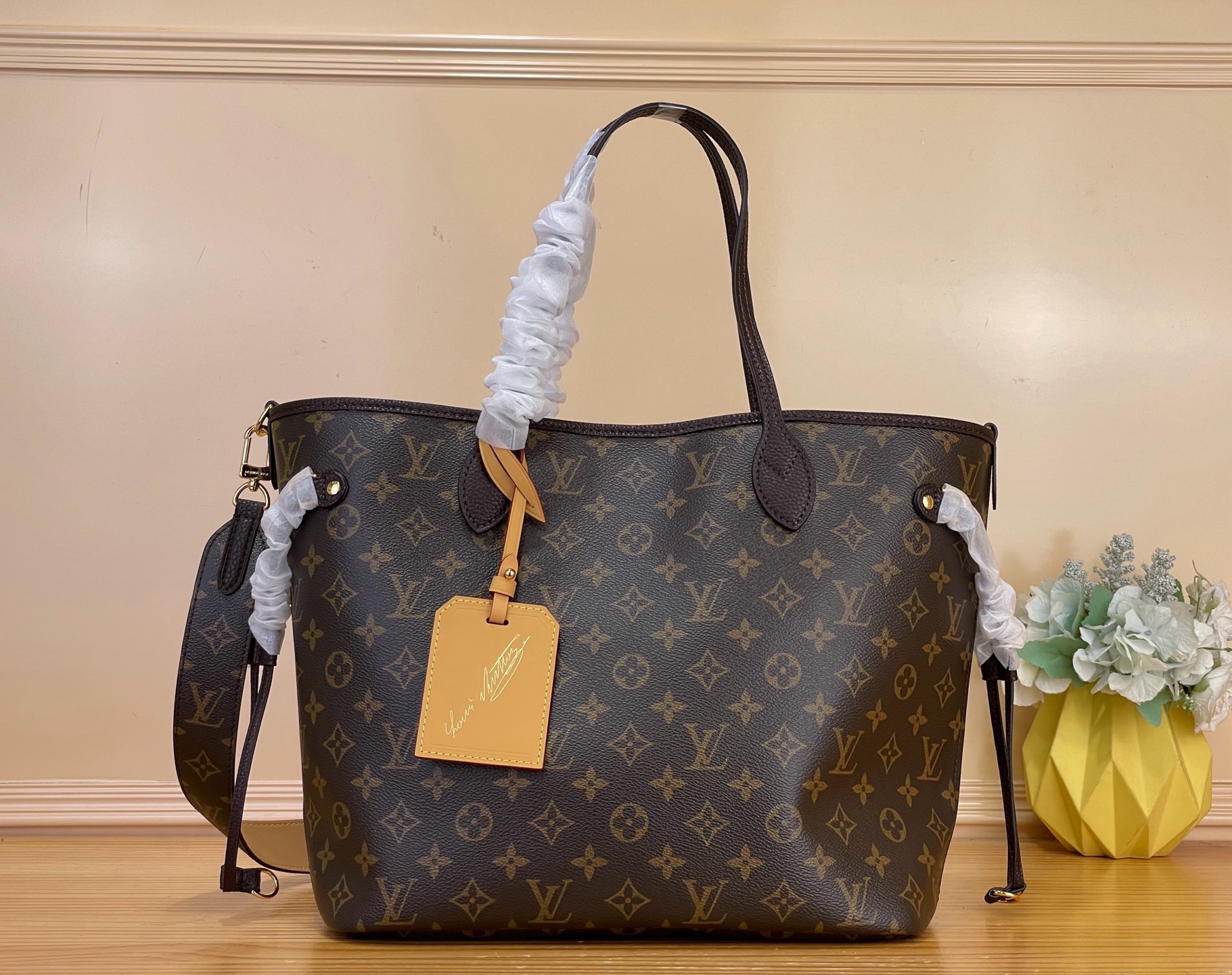 NO:851174,Top original order [NEVERFULL medium handbag] M28377 (double-sided) This Neverfull medium tote bag is reinterpreted with Louis Vuitton's Monogram Emreinte Couture hr logo. It captures triple craftsmanship to achieve a unique finish that is reminiscent of the brand's hard suitcase lining. The leather is treated with embossing, printing and embroidery processes, demonstrating the brand's exquisite craftsmanship, and complementing the glossy metal parts. There is ample space to accommodate daily needs such as a laptop computer.  Dimensions 47 x 28 x 14 cm 5816065 (length x height x width),,louis vuitton,totes19860909顶级原单【NEVERFULL 中号手袋】 M28377（双面） 本款 Neverfull 中号托特包以路易威登 Monogram Emreinte Couture hr标识焕新演绎,撷取三重工艺成就独特饰面,引人联想品牌硬箱内衬.皮革经压纹、印花与刺绣工艺处理,彰显品牌精湛匠艺,与莹泽金属件相得益彰.宽裕空间可容纳笔记本电脑等日常所需. 尺寸47 x 28 x 14 厘米 5816065 (长度 x 高 x 宽),,louis vuitton,totes,Bag