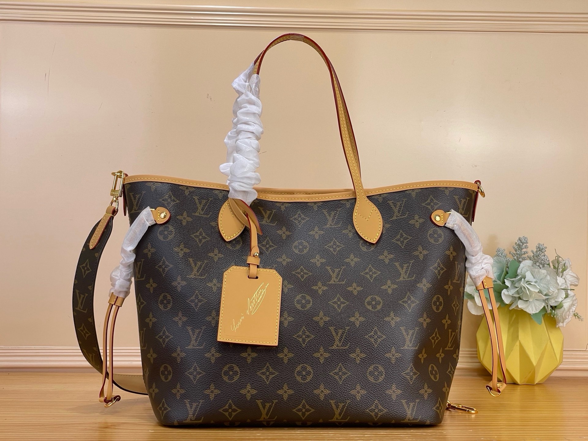 NO:851183,Top original order [NEVERFULL INSIDE OUT medium handbag] m28376 Double-sided Persona series launches this Neverfull Inside Out handbag to celebrate the anniversary of the birth of Louis Vuitton's Monogram hr pattern. The canvas tote bag has a collage effect on the surface, with smooth cowhide leather trim and metal parts. The address plate is exclusive to the Monogram Anniversary series, and the same series of labels are embellished on the inside. Can be used on both sides. Size 47 x 28 x 14 cm  5816065 (length x height x width),,louis vuitton,versace,totes,cowhide19860909顶级原单【NEVERFULL INSIDE OUT 中号手袋】 m28376 双面 Persona 系列推出此款 Neverfull Inside Out 手袋,旨在庆贺路易威登 Monogram hr图案诞生 周年.帆布托特包表面呈现拼贴效果,搭配光滑牛皮革饰边和金属件.地址牌专属 Monogram Anniversary 周年系列,同系列标签点缀内里.可双面使用. 尺寸47 x 28 x 14 厘米 5816065 (长度 x 高 x 宽),,louis vuitton,versace,totes,cowhide,Bag