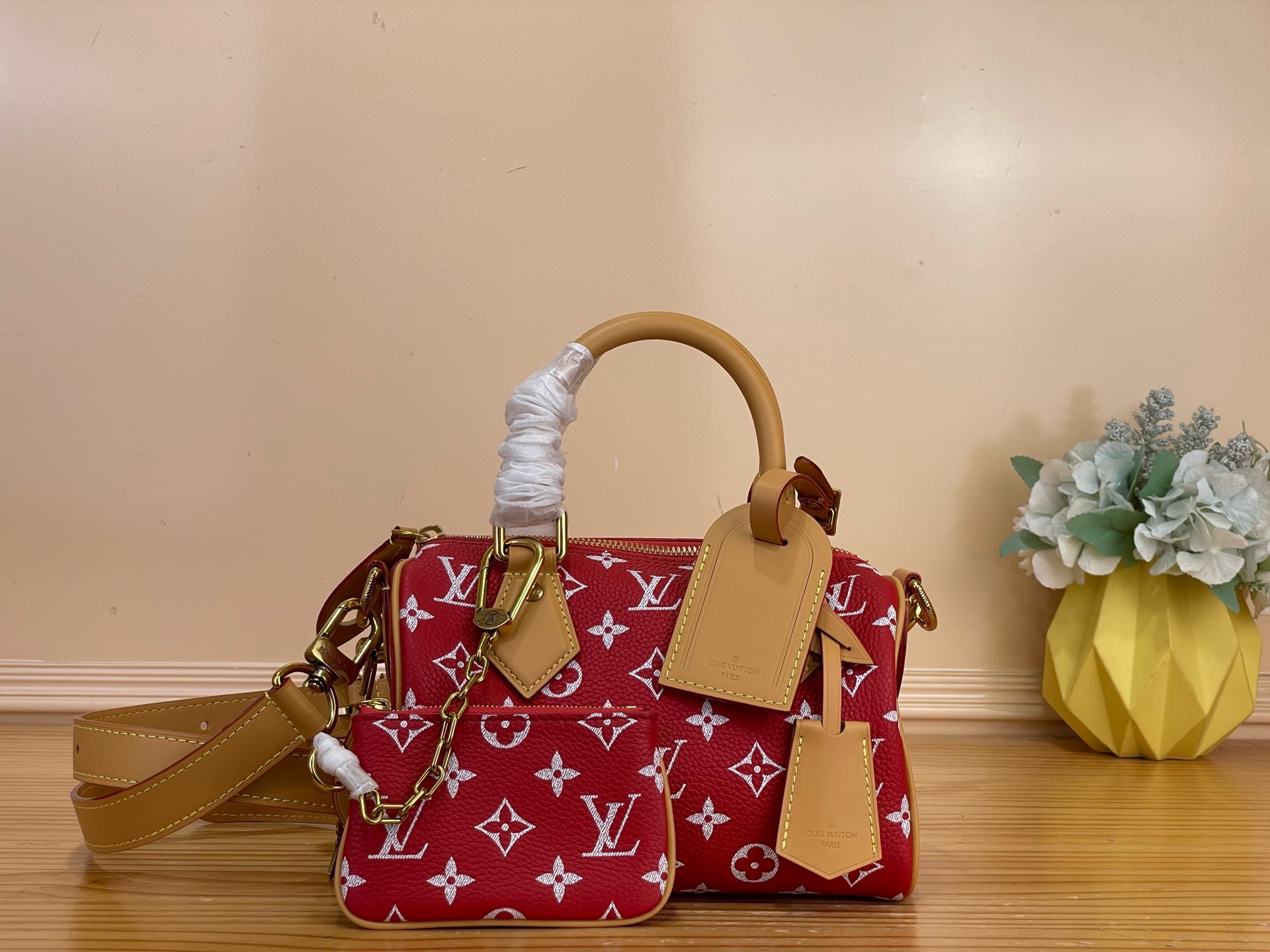 NO:851444,Top original order [SEEDY 9 BANDOULIRE 20 handbag] m28186 yellow m28185 blue red Men's creative director harrell Williams' ingenious attention to details is vividly displayed on this Seedy 9 Bandoulière 20 handbag. Soft cow leather sets off the Monogram pattern, the iconic 9  The nameplate is embellished with sheepskin lining, highlighting the collector's taste. The compact structure is simple and practical, and can accommodate a smartphone, a small wallet and sunglasses. Dimensions: 22 x 14 x 17.5 cm (length x height x width),,cowhide,sheepskin19860909顶级原单【SEEDY 9 BANDOULIRE 20 手袋】 m28186 黄色 m28185 蓝色 红色 男装创意总监 harrell Williams 对细节的匠心雕琢,于此款 Seedy 9 Bandoulière 20 手袋上淋漓呈现.柔软牛皮革烘托 Monogram 图案,标志性 9 铭牌点缀羊皮革内衬,彰显收藏品位.紧凑构型简约实用,可容纳智能手机、小号钱夹和太阳眼镜. 尺寸22 x 14 x 17.5 厘米 (长度 x 高 x 宽),,cowhide,sheepskin,Bag