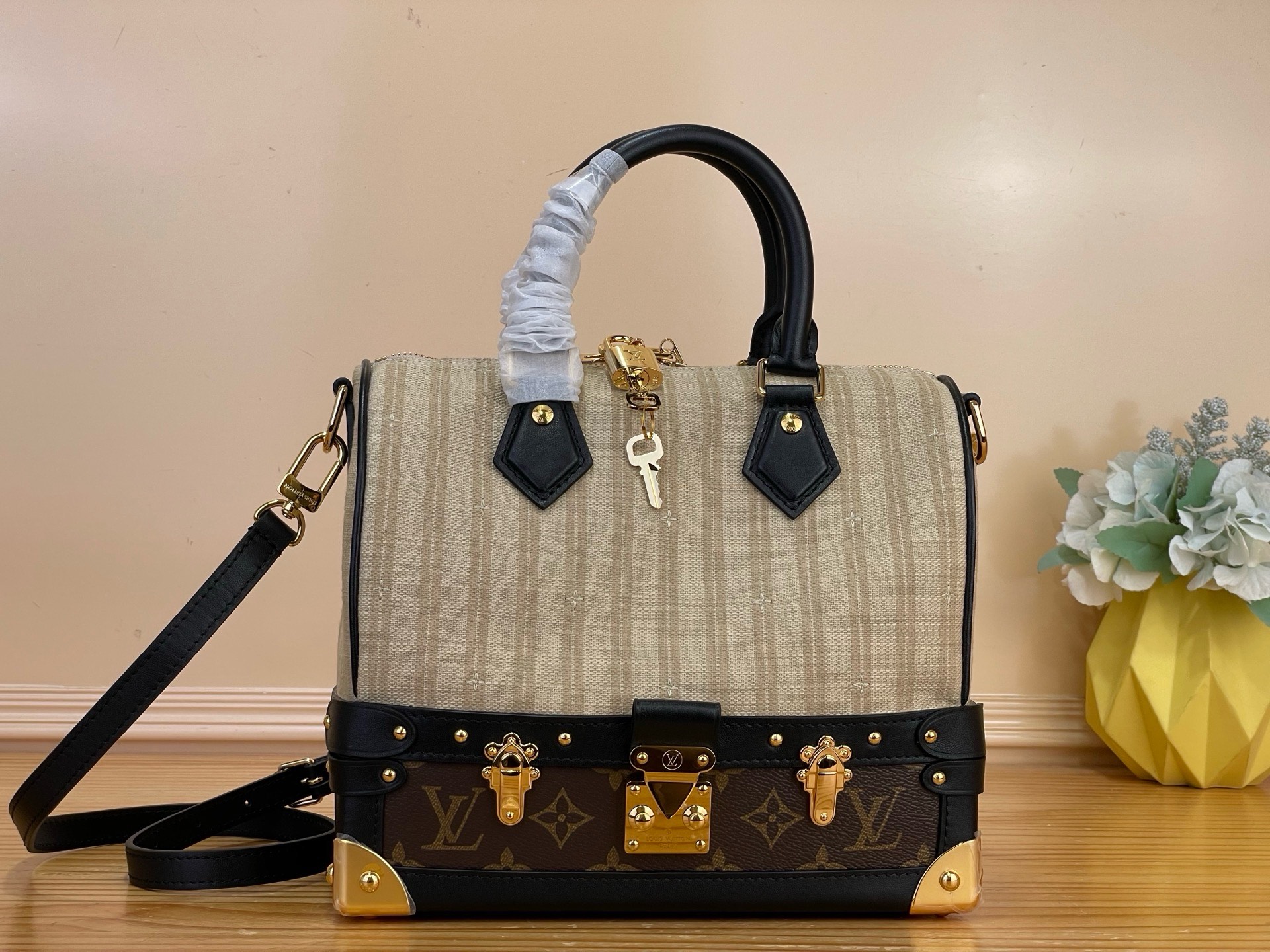 NO:851238,Top original order [SEEDY BANDOULIRE 22 handbag] m28761 presbyopic/striped Seedy Bandouliére 22 handbag is from the Out Of The Trunk st series. It is made of Monogram canvas against striped fabric and cow leather trim, which pays tribute to the brand's archival luggage structure in the past. The retro design is equipped with metal parts such as padlocks, corners and S-lock locks. Size 24 x 22 x 12 cm  981991050 (length x height x width),,cowhide19860909顶级原单【SEEDY BANDOULIRE 22 手袋】 m28761 老花/条纹 Seedy Bandouliére 22 手袋出自 Out Of The Trunk st系列,以 Monogram 帆布映衬条纹织物和牛皮革饰边,瞩目致敬品牌往昔年代的典藏行李箱构型.复古设计搭配挂锁、包角和 S-lock 锁扣等金属件. 尺寸24 x 22 x 12 厘米 981991050 (长度 x 高 x 宽),,cowhide,Bag