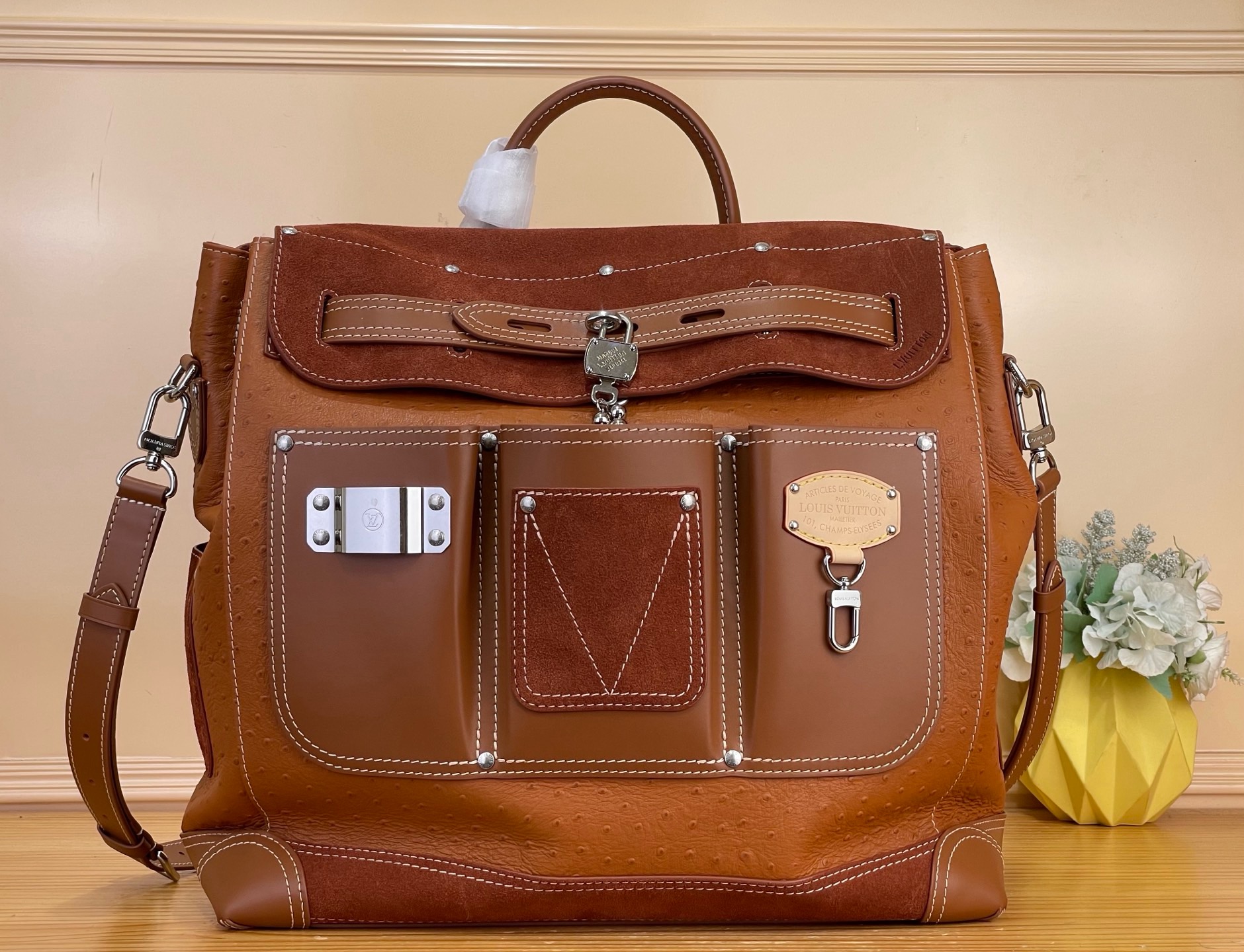 NO:851176,Top original order [STEAMER 40 handbag] m26019 brown (ostrich pattern) This Steamer 40 handbag comes from the Workwear sj series, which combines classic design, workwear elements and harrell Williams' iconic trend creativity. The suede leather constructs the body of the bag, and the spring hook buckle is suspended below the Louis Vuitton Malletier patch. The LV metal nameplate and V-shaped topstitching on the front highlight the exquisite details.  Dimensions 42 x 17 x 40 cm 155121600,,louis vuitton,louis vuitton19860909顶级原单【STEAMER 40 手袋】 m26019 棕色（鸵鸟纹） 本款 Steamer 40 手袋出自 Workwear sj系列,令经典设计、工装元素和 harrell Williams 标志性的潮流创意共冶一炉.绒面皮革构筑包身,弹簧钩扣悬挂于 Louis Vuitton Malletier 贴饰下方,LV 金属铭牌和正面 V 字明线彰显考究细节. 尺寸42 x 17 x 40 厘米 155121600,,louis vuitton,louis vuitton,Bag
