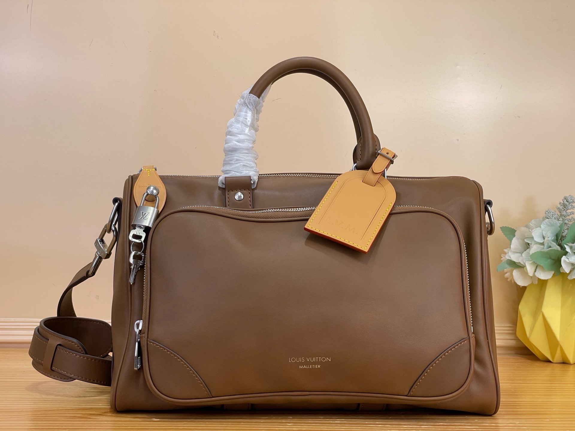 NO:851623,Top original item [KEEALL CARGO BANDOULIRE 35 handbag] m28100 brown/full leather This Keeall Cargo Bandoulière 35 Jm handbag is made of lightly polished soft cow leather, and then uses classic cow leather to create the nameplate and zipper puller, with jacquard lining and zipper front pocket. The top handle and detachable and adjustable shoulder strap allow for flexible carrying. Size 35.5 x 21 x 22  cm 991981000 (length x height x width),,cowhide19860909顶级原单【KEEALL CARGO BANDOULIRE 35 手袋】 m28100 棕色/全皮 本款 Keeall Cargo Bandoulière 35 Jm手袋取材经过轻微打磨的柔软牛皮革,再以经典牛皮革打造名牌和拉链头,搭配提花内衬和拉链前袋.顶部手柄和可拆卸并调节的肩带实现灵活背携. 尺寸35.5 x 21 x 22 厘米 991981000 (长度 x 高 x 宽),,cowhide,Bag