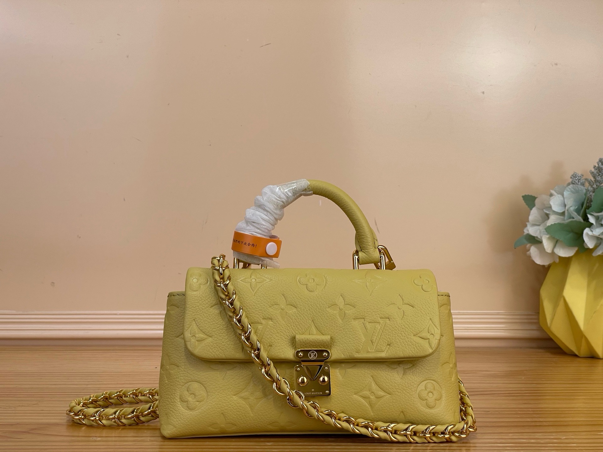 NO:851187,Top original order [NANO MADELEINE handbag] m29378 yellow m29380 purple This Nano Madeleine handbag joins the I Love You Day ys series in elegant colors, making the joyful atmosphere more than just the season. The brand's iconic Monogram Emreinte leather bag is equipped with an S-lock buckle and a detachable woven chain. The ample internal space is equipped with card slots, which can easily accommodate daily needs. Size 21 x 12.5 x 6  cm 6817075 (length x height x width),19860909顶级原单【NANO MADELEINE 手袋】m29378 黄色 m29380 紫色 本款 Nano Madeleine 手袋以淡雅色调加入 I Love You Day ys系列,令欢欣愉悦的氛围不止于当季.品牌标志性 Monogram Emreinte 皮革包身搭配 S-lock 锁扣和可拆卸编织链条.充裕内部空间配有卡位,可轻松容纳日常所需. 尺寸21 x 12.5 x 6 厘米 6817075 (长度 x 高 x 宽),,Bag