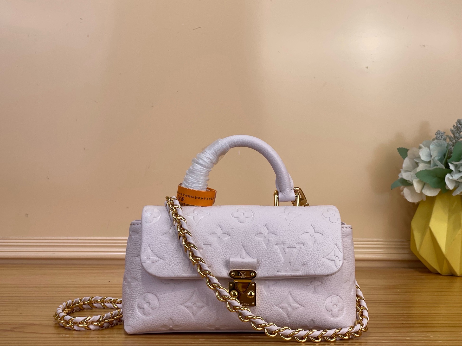NO:851208,Top original order [NANO MADELEINE handbag] m29378 yellow m29380 purple This Nano Madeleine handbag joins the I Love You Day ys series in elegant colors, making the joyful atmosphere more than just the season. The brand's iconic Monogram Emreinte leather bag is equipped with an S-lock buckle and a detachable woven chain. The ample internal space is equipped with card slots, which can easily accommodate daily needs. Size 21 x 12.5 x 6  cm 6818075 (length x height x width),19860909顶级原单【NANO MADELEINE 手袋】m29378 黄色 m29380 紫色 本款 Nano Madeleine 手袋以淡雅色调加入 I Love You Day ys系列,令欢欣愉悦的氛围不止于当季.品牌标志性 Monogram Emreinte 皮革包身搭配 S-lock 锁扣和可拆卸编织链条.充裕内部空间配有卡位,可轻松容纳日常所需. 尺寸21 x 12.5 x 6 厘米 6818075 (长度 x 高 x 宽),,Bag