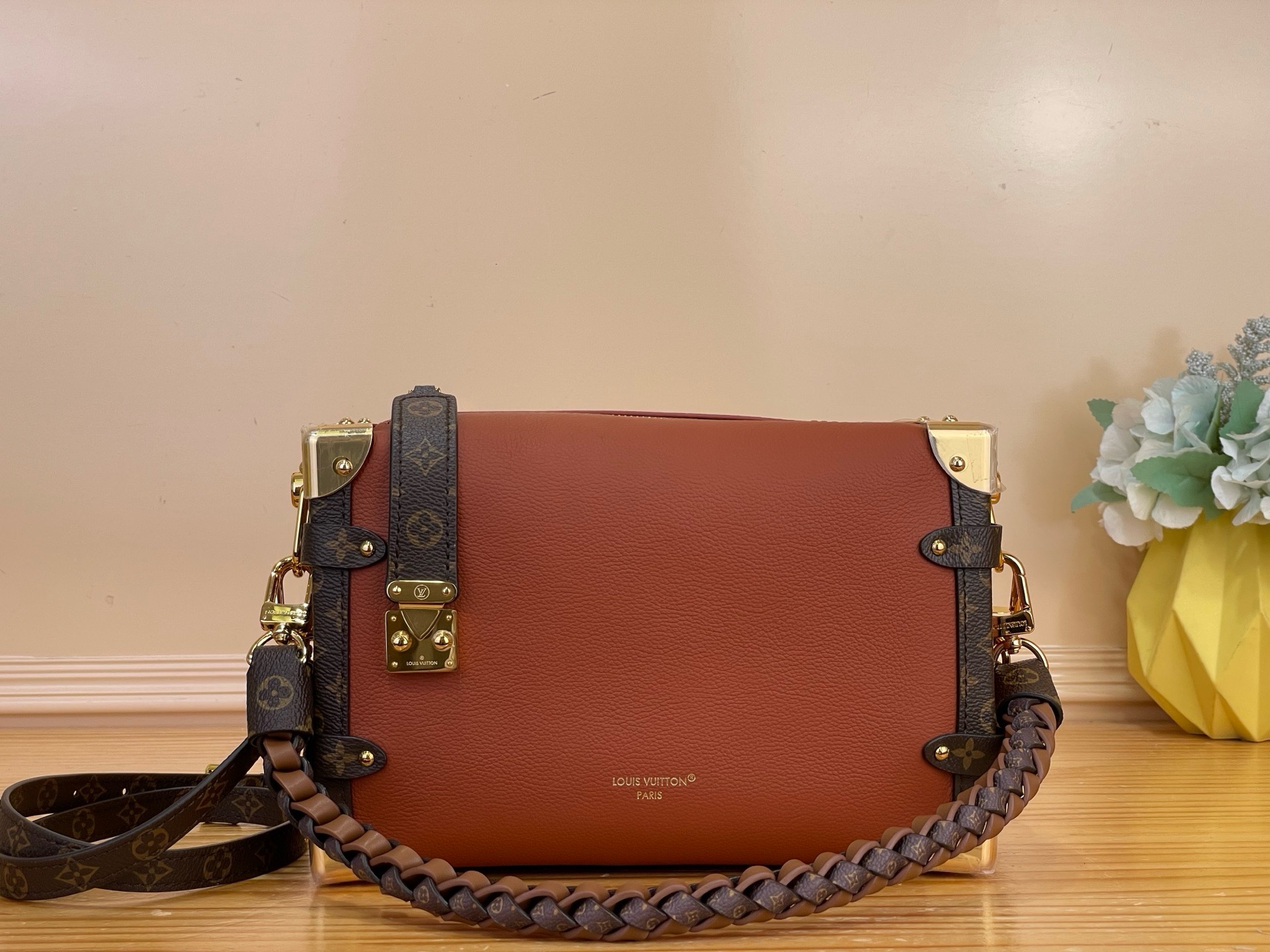NO:851216,Top original order [SIDE TRUNK medium handbag] m27435 brown/woven This iconic Side Trunk hrG medium handbag is newly unveiled this season. It is made of leather with Monogram Ebene pattern canvas trim. The style is bold and timeless. Classic S-lock  The locking closure complements the trunk-inspired corners, and the detachable hand-woven shoulder strap adds a modern and sophisticated feel. Wear it day or night, with plenty of room for your daily essentials. Dimensions 23.5 x 16 x 8.5 cm 7116075 (Length x Height x Width),19860909顶级原单【SIDE TRUNK 中号手袋】 m27435 棕色/编织 本款标志性 Side Trunk hrG中号手袋于本季焕新亮相,皮革材质搭配 Monogram Ebene 图案帆布饰边,风格大胆且隽永经典.经典 S-lock 锁扣与灵感源自硬箱的包角相映成趣,可拆卸手工编织肩带平添现代考究质感.昼夜佩戴皆宜,充裕空间可容纳日常所需. 尺寸23.5 x 16 x 8.5 厘米 7116075 (长度 x 高 x 宽),,Bag