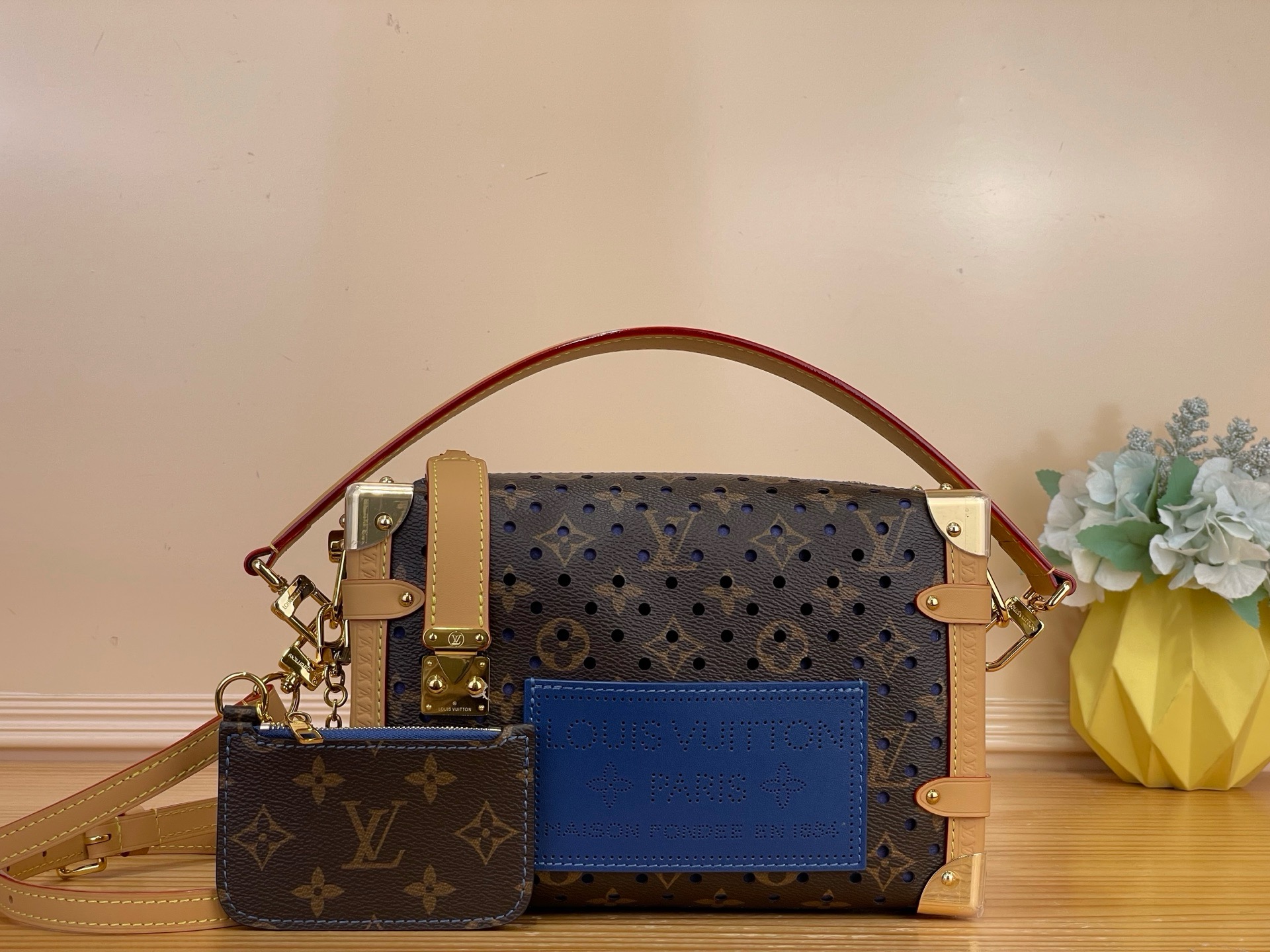 NO:851952,Top original order [Side Trunk Medium Handbag] m28490 Presbyopia/Blue (Hollow) This iconic Side Trunk Ls medium handbag is decorated with the Monogram erfo classic pattern, interpreting the new trend of the season. It adopts timeless color matching, eye-catching storage bag and front pocket lighted design. The canvas bag body is finely perforated to outline the classic Louis Vuitton pattern, leather trim, iconic metal corners and S-lock  The locks complement each other. There is plenty of space to easily store daily necessities. This exquisite series comes with exclusive packaging, imbued with the charming style of the Côte d'Azur. It comes with limited charms and the brand's iconic beach hut handbag, allowing you to enjoy the leisurely mood of summer - limited edition, subject to availability. Dimensions 23.5 x 16 x 8.5 cm. 6017065.. (Length x Height x Width),, louis vuitton19860909顶级原单【Side Trunk 中号手袋】 m28490 老花/蓝色（镂空） 本款标志性 Side Trunk Ls中号手袋铺陈 Monogram erfo 经典图案,演绎当季新风尚.采用隽永配色,醒目收纳袋与前袋点亮设计.帆布包身经精细穿孔处理,勾勒路易威登经典图案,皮革饰边、标志性金属包角与 S-lock 锁扣相映成趣.宽裕空间可轻松收纳日常所需. 本系列臻作搭配专属包装,浸染蔚蓝海岸的迷人风情,随附限定挂饰与品牌标志性海滩小屋手袋,尽揽盛夏悠然意趣——限量呈献,售完即止. 尺寸23.5 x 16 x 8.5 厘米.6017065.. (长度 x 高 x 宽),,louis vuitton,Bag