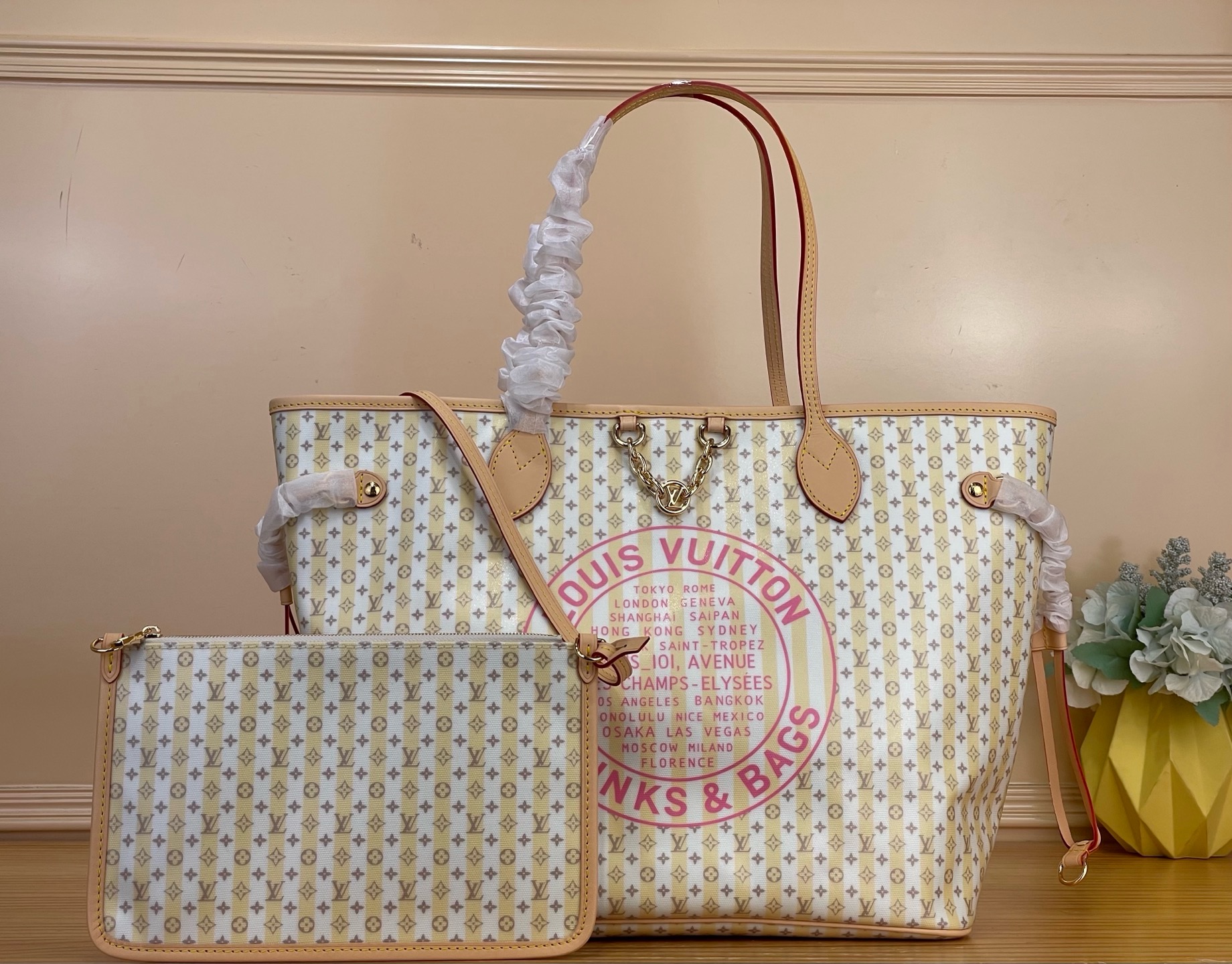 NO:852091,Top Original [Neverfull MM Handbags] m28457 Yellow/Pink m29483 Nude/Burgundy (Summer) In honor of House’s trunk-making legacy, this Neverfull MM  Circle hangs from a gold chain, adding an elegant finishing touch. Dimensions 28 x 14 x 31 cm 6017075 (H x W x Length), louis vuitton19860909顶级原单【Neverfull MM 手袋】m28457 黄色/粉色 m29483 裸色/酒红（夏天） 为了纪念众议院的后备箱制作遗产,这个Neverfull MM xh属于LV邮票收藏.为这个季节重新想象,它由帆布制成,并以裸色玫瑰调色板的标志性Monogram的迷你版本为特色.宽敞的设计尺寸适合笔记本电脑,以及其他必需品,内部包括一个可拆卸的拉链袋.LV Circle悬挂在金色链条上,增添了优雅的点睛之笔. 尺寸28 x 14 x 31 厘米 6017075 (高 x 宽 x 长度),,louis vuitton,Bag