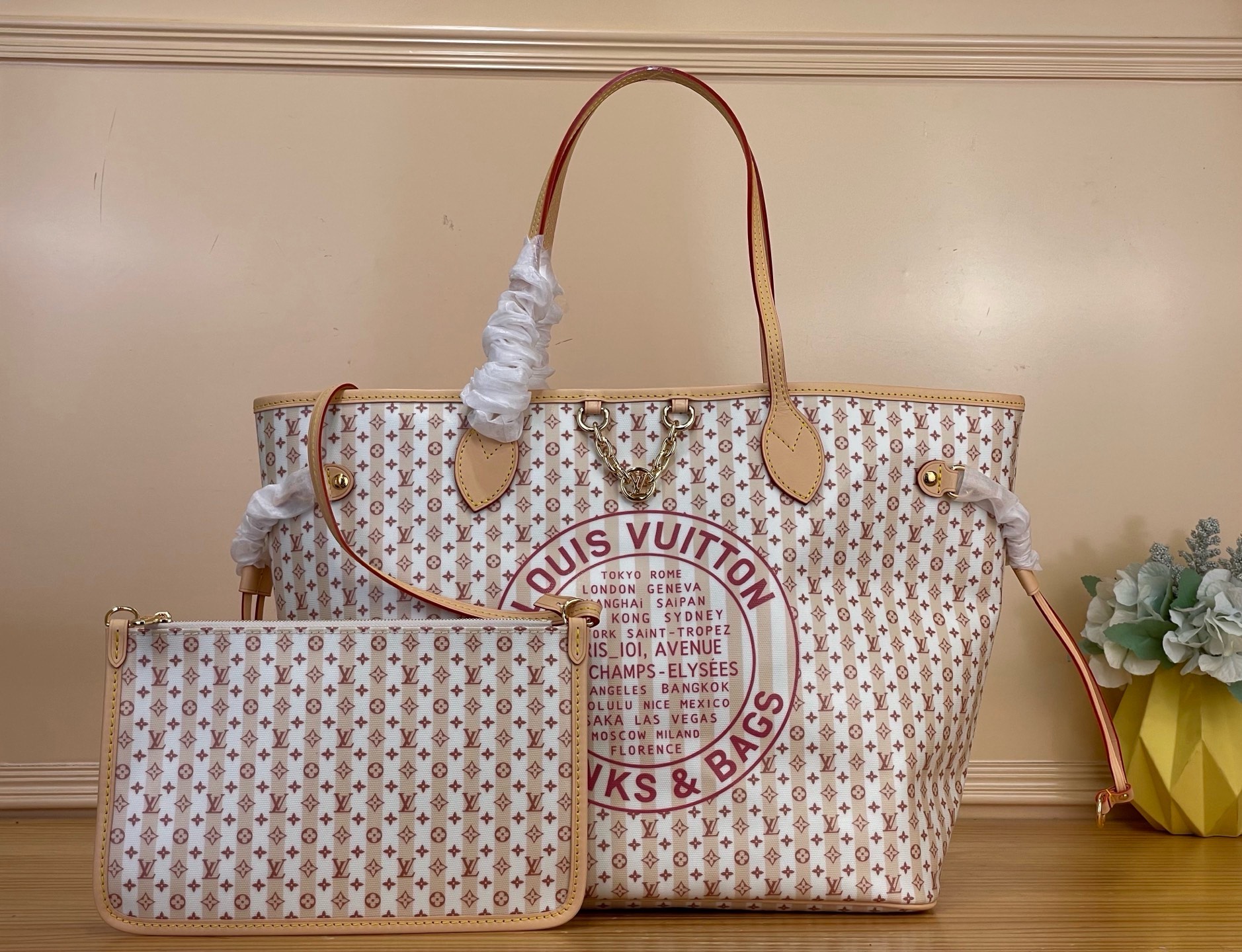 NO:852114,Top Original [Neverfull MM Handbags] m28457 Yellow/Pink m29483 Nude/Burgundy (Summer) In honor of House’s trunk-making legacy, this Neverfull MM  Circle hangs from a gold chain, adding an elegant finishing touch. Dimensions 28 x 14 x 31 cm 6017075 (H x W x Length), louis vuitton19860909顶级原单【Neverfull MM 手袋】m28457 黄色/粉色 m29483 裸色/酒红（夏天） 为了纪念众议院的后备箱制作遗产,这个Neverfull MM xh属于LV邮票收藏.为这个季节重新想象,它由帆布制成,并以裸色玫瑰调色板的标志性Monogram的迷你版本为特色.宽敞的设计尺寸适合笔记本电脑,以及其他必需品,内部包括一个可拆卸的拉链袋.LV Circle悬挂在金色链条上,增添了优雅的点睛之笔. 尺寸28 x 14 x 31 厘米 6017075 (高 x 宽 x 长度),,louis vuitton,Bag