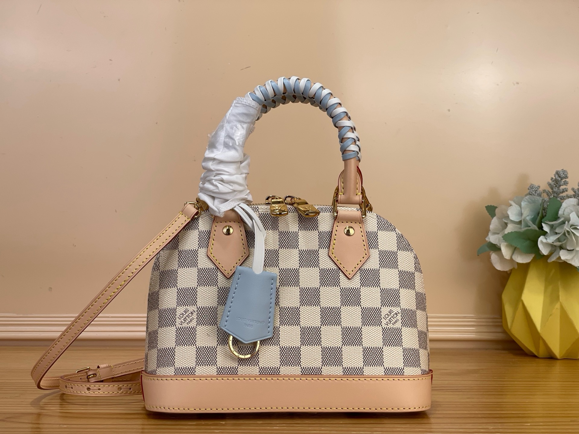 NO:851249,The top original item [Alma BB handbag] N40902 white plaid/blue (woven) captures the pastel color tones to refresh the iconic Damier Azur st pattern, interpreting the elegant style that spans seasons. The coated canvas bag is supplemented by cow leather trim, and is equipped with a top braided handle. The simple glossy padlock and contrasting leather key bag highlight the iconic details, and the inner patch pocket can properly store small items. Dimensions 23.5 x 17.5 x  11.5 cm 5816065,,cowhide19860909顶级原单【Alma BB 手袋】N40902 白格/蓝色（编织） 撷取柔彩色调焕新标志性 Damier Azur st图案,演绎跨越季节的优雅风尚.涂层帆布包身辅以牛皮革饰边,搭载顶部编结手柄.简约莹泽挂锁与撞色皮革钥匙包彰显标志性细节,内贴袋妥善收纳随身小物. 尺寸 23.5 x 17.5 x 11.5厘米 5816065,,cowhide,Bag