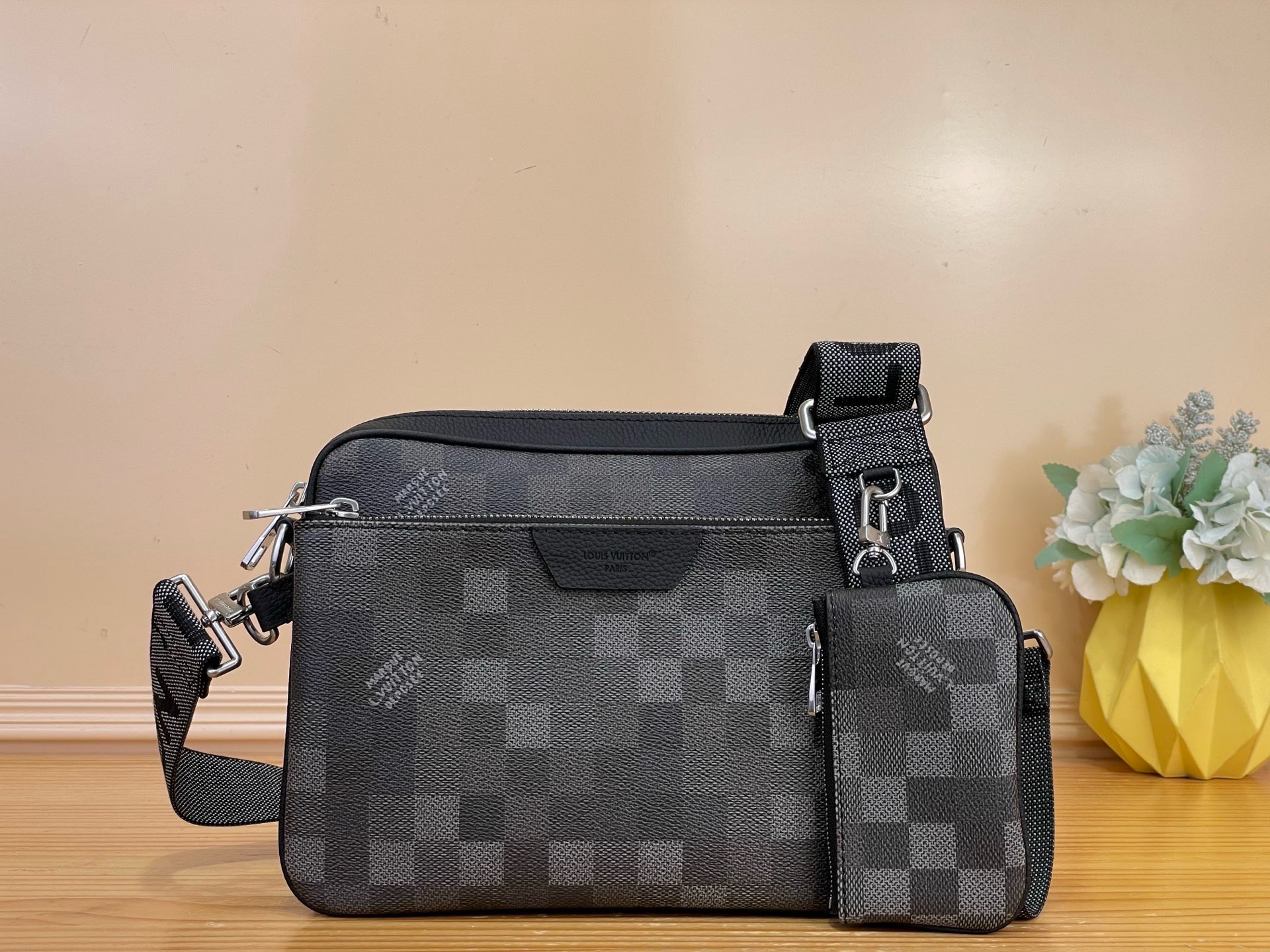 NO:851295,Top original item [TRIO messenger bag] m28602 black/mosaic This Trio messenger bag uses Damoflage hx canvas to create a pixel effect, injecting an avant-garde style into the casual design. The exquisite structure is equipped with a zippered front pocket and a coin purse on the shoulder strap. Both can be removed and used separately, and can be worn on the shoulder or crossbody. Dimensions: 25 x 18.5 x 7 cm. 5216065 (length x height x  width),,wallets19860909顶级原单【TRIO 邮差包】 m28602 黑色/马赛克 本款 Trio 邮差包令 Damoflage hx帆布呈现像素效果,为休闲设计注入前卫风尚.精巧构型配有拉链前袋,肩带处设有零钱包,二者均可取下单独使用,肩背斜挎皆宜. 尺寸25 x 18.5 x 7 厘米.5216065 (长度 x 高 x 宽),,wallets,Bag