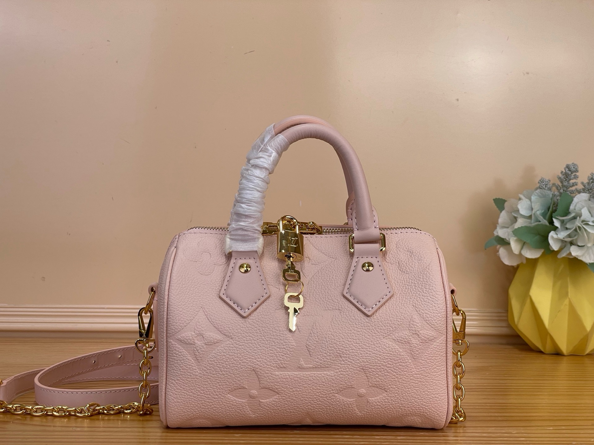 NO:851422,[Seedy 20 Bandoulière Handbag] M47136 Cherry Blossom Pink (Embossed) is made of Monogram Emreinte leather in soft pastel colors. The bag's unique shape is inspired by the House Seedy travel bag of the 1930s. The removable and adjustable chain strap allows for shoulder wear, while the two top handles allow for hand holding. Dimensions 20.5x14x12 cm,, travel bag19860909【Seedy 20 Bandoulière手袋】M47136 樱花粉 (压花) 由Monogram Emreinte皮革制成,颜色柔和柔和.该包的独特形状灵感来自20世纪30年代的House Seedy旅行包.可拆卸和可调节的链带可以肩部佩戴,而两个顶部手柄允许手拿. 尺寸 20.5x14x12 cm,,travel bags,Bag