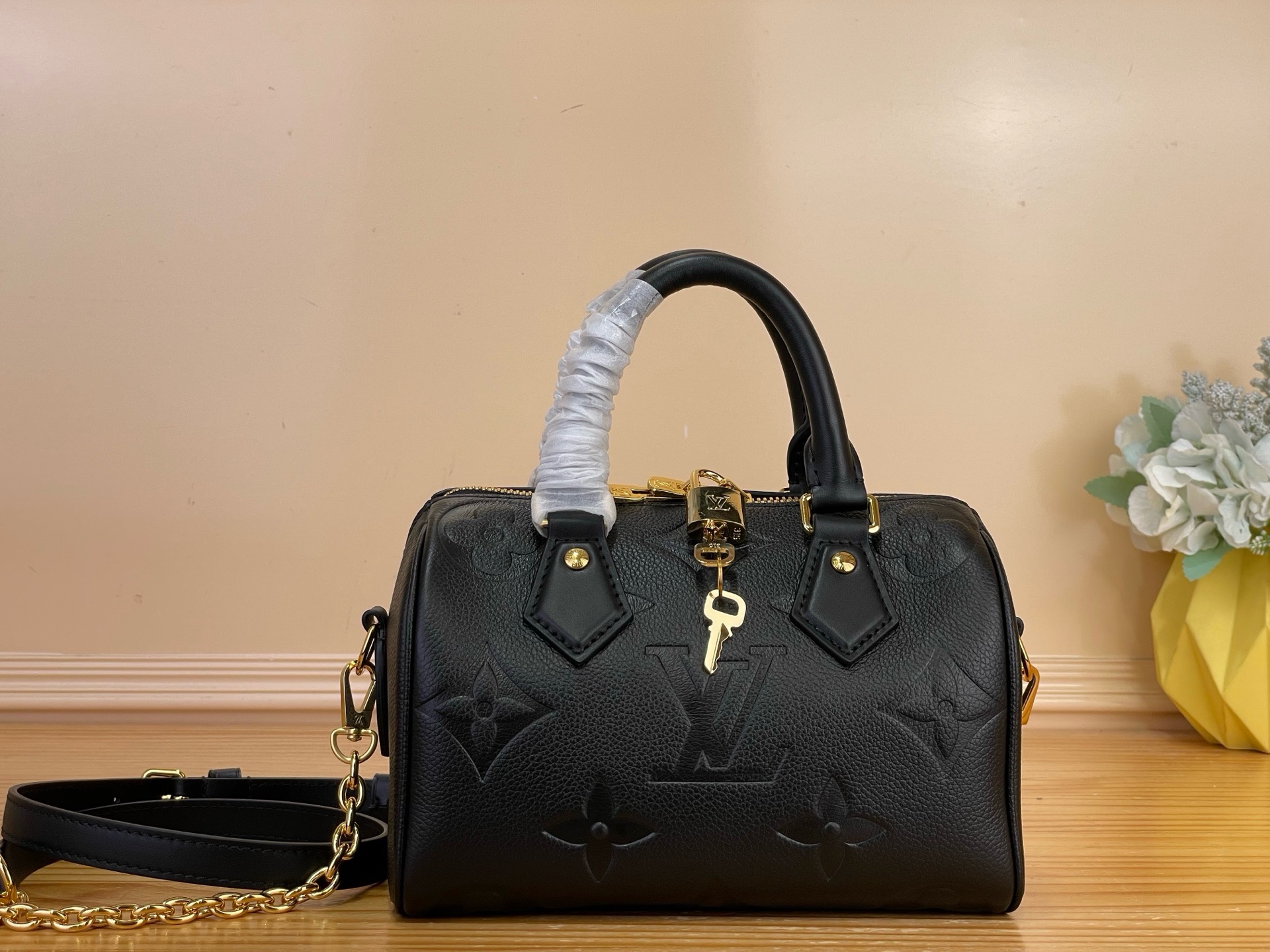NO:851356,Top original order [SEEDY BANDOULIRE 20 handbag] m58953 black (embossed) This Seedy Bandoulière 20 handbag has a sophisticated design and stylish style, which can be used to carry daily essentials. Made of smooth Monogram Emreinte sj grain leather, decorated with oversized Monogram embossing, with padlock, metal parts, detachable and adjustable chain shoulder strap and Toron handle. Size 20.5 x  13.5 x 12 cm,19860909顶级原单【SEEDY BANDOULIRE 20 手袋】 m58953 黑色（压花） 本款 Seedy Bandoulière 20 手袋设计精巧,风格时尚,可随心携带日常必需.采用光滑的 Monogram Emreinte sj粒面皮革制作而成,饰有超大 Monogram 压纹,搭配挂锁、金属件、可拆卸可调节的链条肩带以及 Toron 手柄. 尺寸20.5 x 13.5 x 12 厘米,,Bag