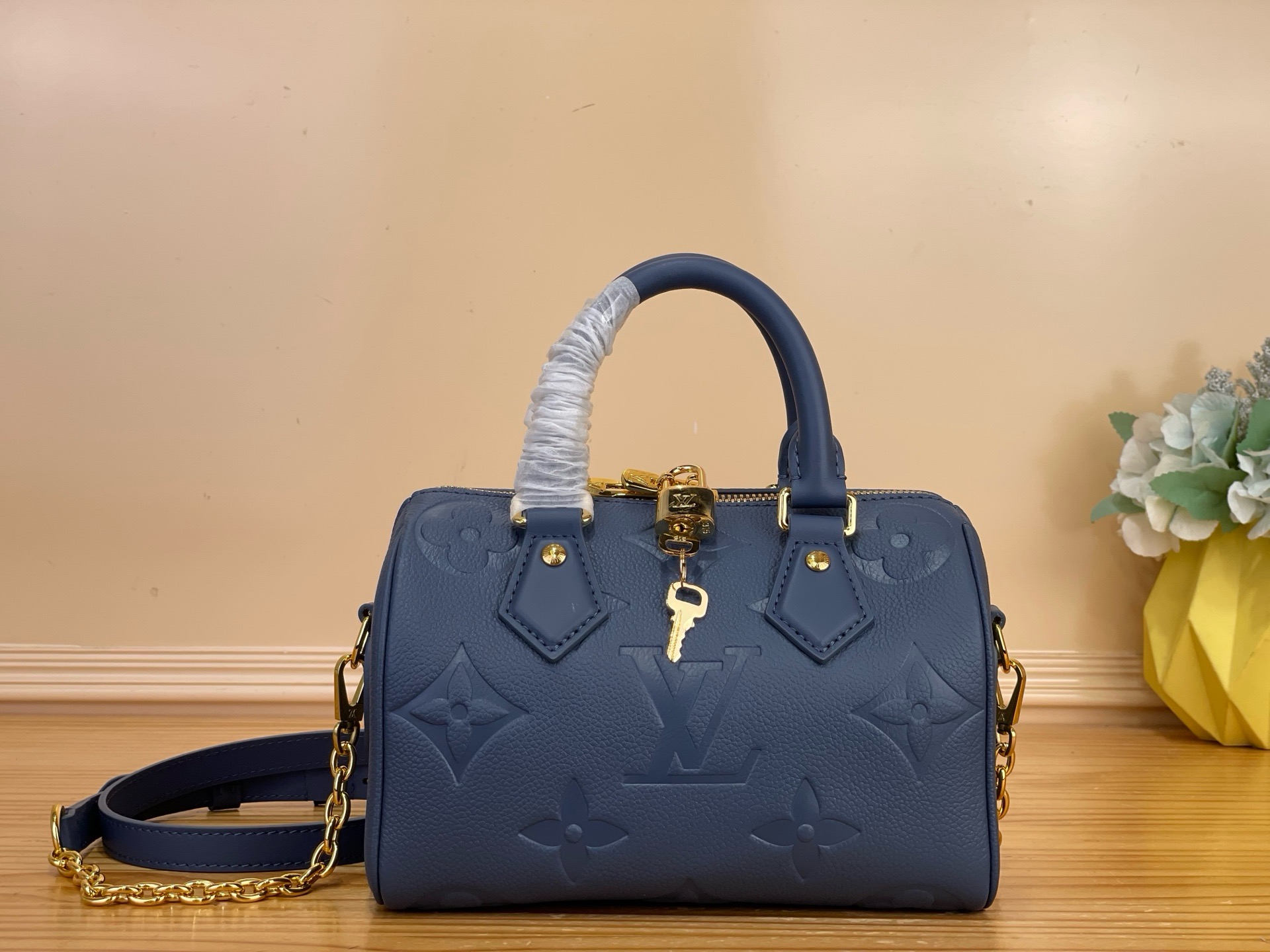 NO:851375,Top original order [SEEDY BANDOULIRE 20 handbag] m28316 haze blue (embossed) This Seedy Bandoulière 20 handbag is made of Monogram Emreinte sj leather embellished with metal padlocks and keys. It pays tribute to the brand's travel heritage with rich colors. The elegant structure is convenient for daily needs and can be worn cross-body, shoulder or hand carried. Dimensions 20.5 x 13.5 x 12 cm (length)  x height x width),19860909顶级原单【SEEDY BANDOULIRE 20 手袋】 m28316 雾霾蓝（压花） 本款 Seedy Bandoulière 20 手袋为 Monogram Emreinte sj皮革点缀金属挂锁和钥匙,以浓郁色调致敬品牌的旅行传承.考究构型方便容纳日常所需,斜挎、肩背或手提皆宜. 尺寸20.5 x 13.5 x 12 厘米 (长度 x 高 x 宽),,Bag