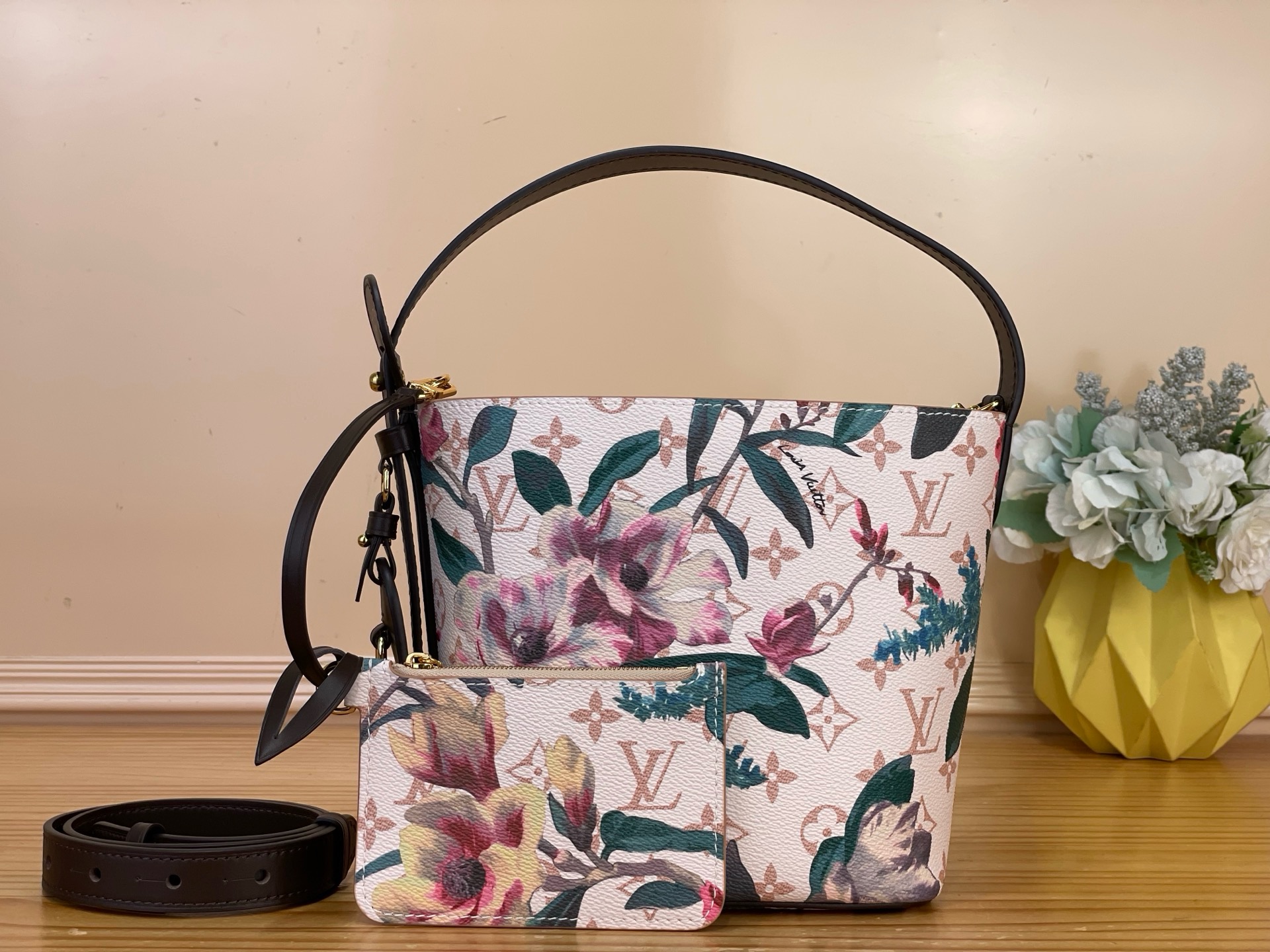 NO:851373,Top original order [ALL IN BB handbag] m29067 Flower This All In BB handbag is from the Monogram Eden series, rendered in Monogram Dune Hl canvas with a lively floral pattern, with cow leather trim, dazzling padlock and LV Hr nameplate. The bucket bag configuration has a removable zipper pocket inside, which can store mobile phones, wallets and keys. Dimensions 16 x 18 x 12 cm 55160500..  (length x height x width),,louis vuitton,cowhide19860909顶级原单【ALL IN BB 手袋】 m29067 花卉 本款 All In BB 手袋出自 Monogram Eden 系列,为 Monogram Dune Hl帆布渲染灵动花卉图案,搭配牛皮革饰边、耀目挂锁和 LV Hr名牌.水桶包构型内设可拆卸拉链袋,可存放手机、钱夹和钥匙. 尺寸16 x 18 x 12 厘米 55160500.. (长度 x 高 x 宽),,louis vuitton,cowhide,Bag