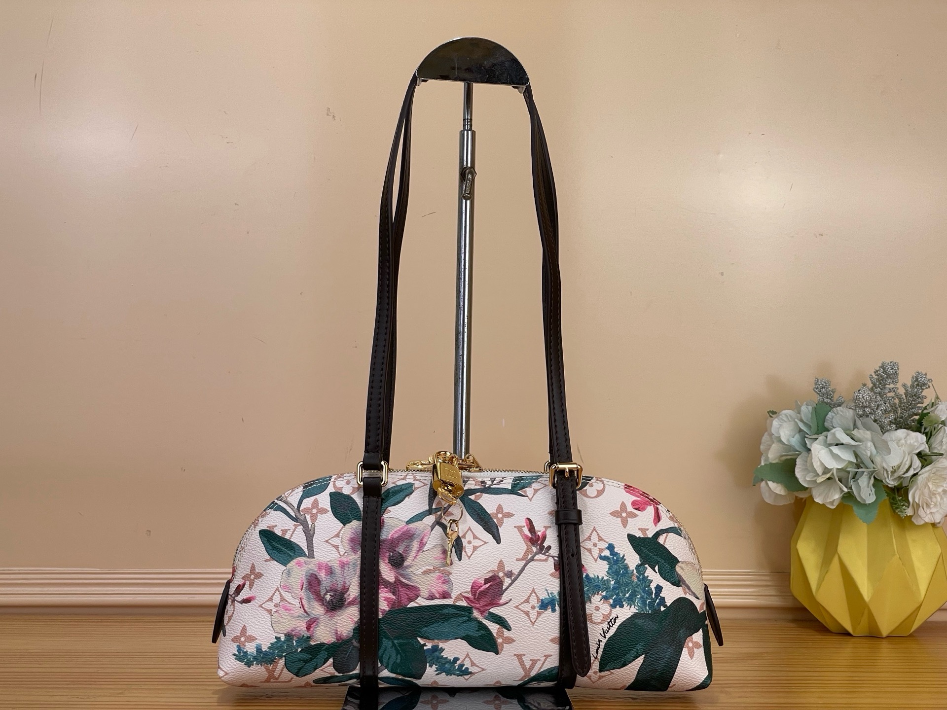 NO:851390,Top original order [SQUIRE EAST WEST handbag] m29185 Flower This Squire East West handbag is from the Monogram Eden hr series. It is made of Monogram Dune canvas to create a slender shape, embellished with colorful floral patterns and dazzling padlocks. There is ample space to accommodate daily necessities such as smartphones, and the contrasting leather shoulder strap adds exquisite detail. Dimensions 29 x 14 x 8 cm 5015560 (length x  height x width),19860909顶级原单【SQUIRE EAST WEST 手袋】 m29185 花卉 本款 Squire East West 手袋出自 Monogram Eden hr系列,以 Monogram Dune 帆布塑造纤长构型,其上点缀缤纷花卉图案和耀目挂锁.充裕空间可容纳智能手机等日常所需,撞色皮革肩带再添考究细节. 尺寸29 x 14 x 8 厘米 5015560 (长度 x 高 x 宽),,Bag
