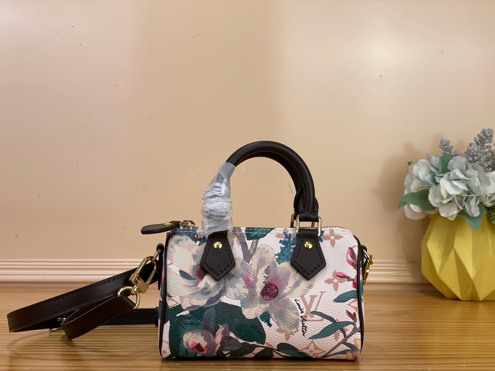 NO:851408,Top original order [NANO SEEDY handbag] m29149 Flower This Nano Seedy hl handbag joins the Monogram Eden series, welcoming the new season in advance with animal and plant patterns. The classic Monogram canvas is paired with handles and shoulder straps made of smooth cow leather, and the internal space can accommodate daily travel needs. Size 16 x 12.5 x 10 cm 4515065 (length x height x width),,cowhide19860909顶级原单【NANO SEEDY 手袋】 m29149 花卉 本款 Nano Seedy hl手袋加入 Monogram Eden 系列,以动植物图案提前欢迎新季来临.经典 Monogram 帆布搭配光滑牛皮革制成的手柄及肩带,内部空间可容纳日常出行所需. 尺寸16 x 12.5 x 10 厘米 4515065 (长度 x 高 x 宽),,cowhide,Bag