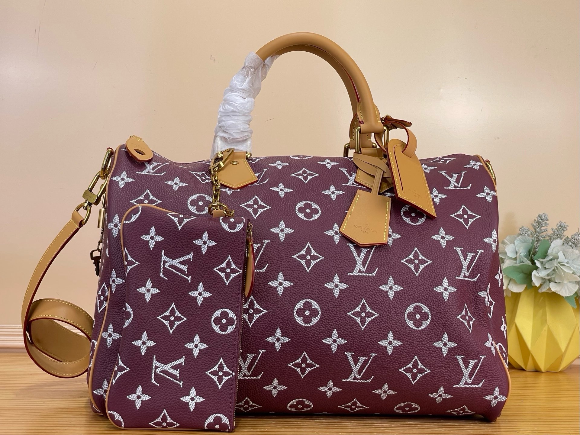 NO:851328,Top original order [SEEDY 9 BANDOULIRE40 handbag] 9-40 Burgundy This Seedy 9 Bandoulière 40 Monogram Leather handbag is made of soft grained cow leather wrapped with sheep leather lining. The silk-screened Monogram pattern presents the blurred look of canvas printing, expressing the new season ingenuity of creative director Harrell Williams. Size 40 x 26  x23 cm (length x height x width),,cowhide,sheepskin19860909顶级原单【SEEDY 9 BANDOULIRE40手袋】 9-40 酒红色 本款Seedy 9 Bandoulière 40 Monogram Leather手袋为柔软粒面牛皮革包裹羊皮革内衬,以丝印Monogram 图案呈现帆布印花的迷离观感,道出创意总监harrell Williams的新季巧思. 尺寸40 x 26 x23厘米(长度x高x宽),,cowhide,sheepskin,Bag
