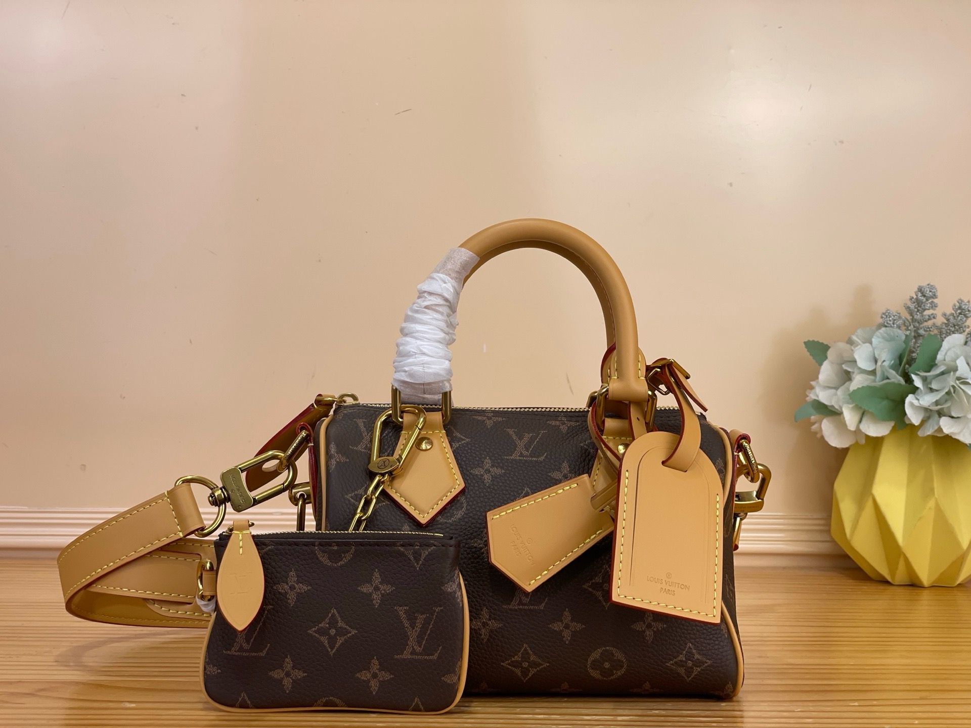 NO:851455,Top original order [SEEDY 9 BANDOULIRE 20 handbag] Brown Men's creative director harrell Williams' meticulous attention to detail is vividly displayed on this Seedy 9 Bandoulière 20 handbag. Soft cow leather accentuates the Monogram pattern, and the iconic 9 nameplate is embellished with sheepskin lining, highlighting the collection's taste. The compact and practical configuration can accommodate a smartphone, a small wallet and sunglasses. Size 22 x 14  x 17.5 cm (length x height x width),,cowhide,sheepskin19860909顶级原单【SEEDY 9 BANDOULIRE 20 手袋】 棕色 男装创意总监 harrell Williams 对细节的匠心雕琢,于此款 Seedy 9 Bandoulière 20 手袋上淋漓呈现.柔软牛皮革烘托 Monogram 图案,标志性 9 铭牌点缀羊皮革内衬,彰显收藏品位.紧凑构型简约实用,可容纳智能手机、小号钱夹和太阳眼镜. 尺寸22 x 14 x 17.5 厘米 (长度 x 高 x 宽),,cowhide,sheepskin,Bag