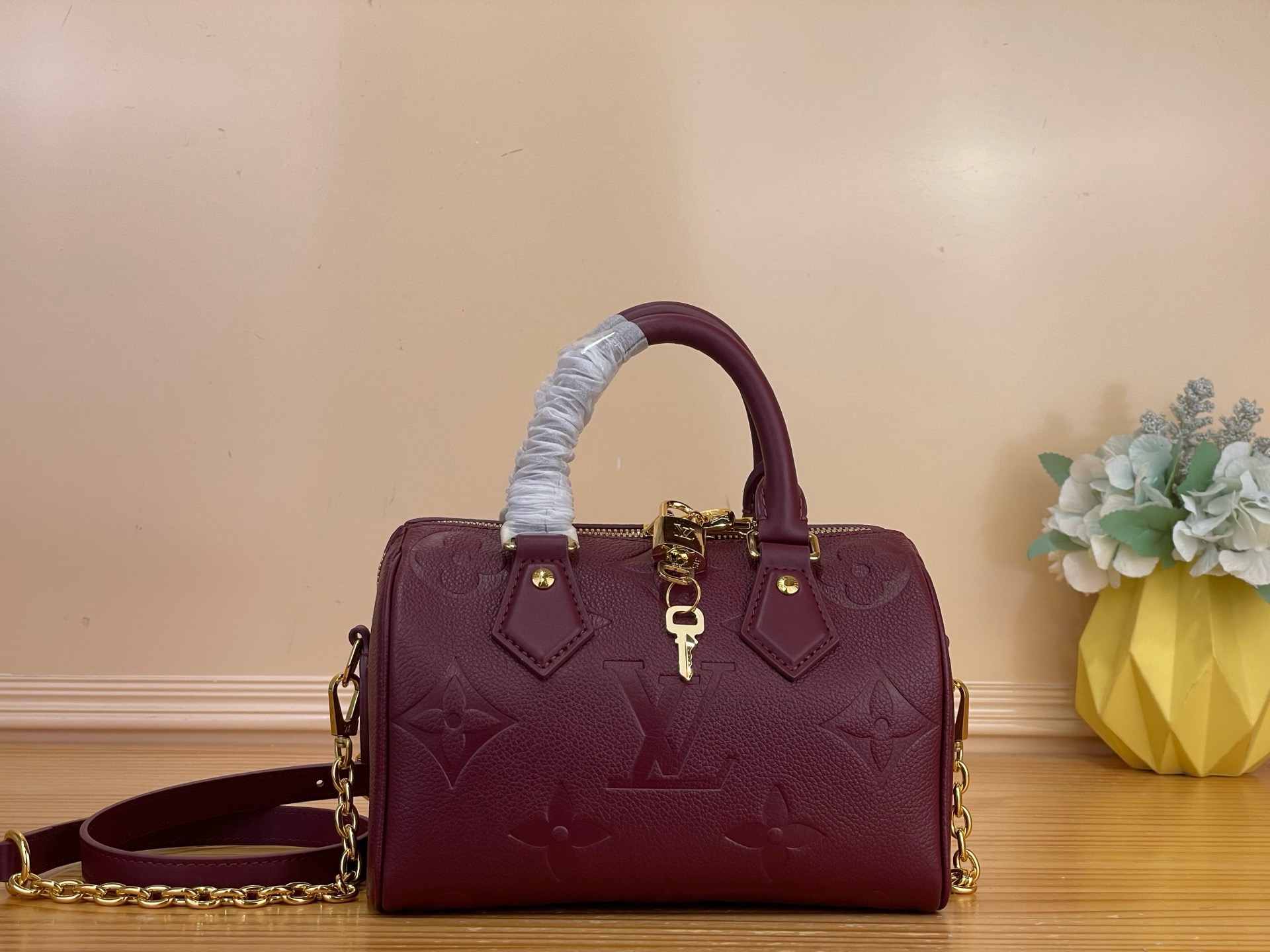 NO:851394,Top Original [Sac Seedy Bandoulière 20] m25929 Maroon From the Back to School collection, this version of the Seedy Bandoulière 20 bag is crafted in Monogram Emreinte de la Maison SJ leather in a chic garnet red. It is adorned with a gold metallic finish, including a signature padlock. This compact model allows for a variety of wearing options, welcoming everyday essentials such as paperbacks and cosmetics. Size 20.5 x  13.5 x 12 cm. (length x height x width),19860909顶级原单【Sac Seedy Bandoulière 20】 m25929 枣红色 来自返校系列,这个版本的Seedy Bandoulière 20包采用Monogram Emreinte de la Maison sj皮革,采用别致的石榴石红色.它装饰着金色的金属饰面,包括一个标志性的挂锁.这款紧凑型型号允许多种佩戴选择,欢迎日常必需品,如平装本和化妆品. 尺寸20.5 x 13.5 x 12厘米.（长度x高度x宽度）,,Bag