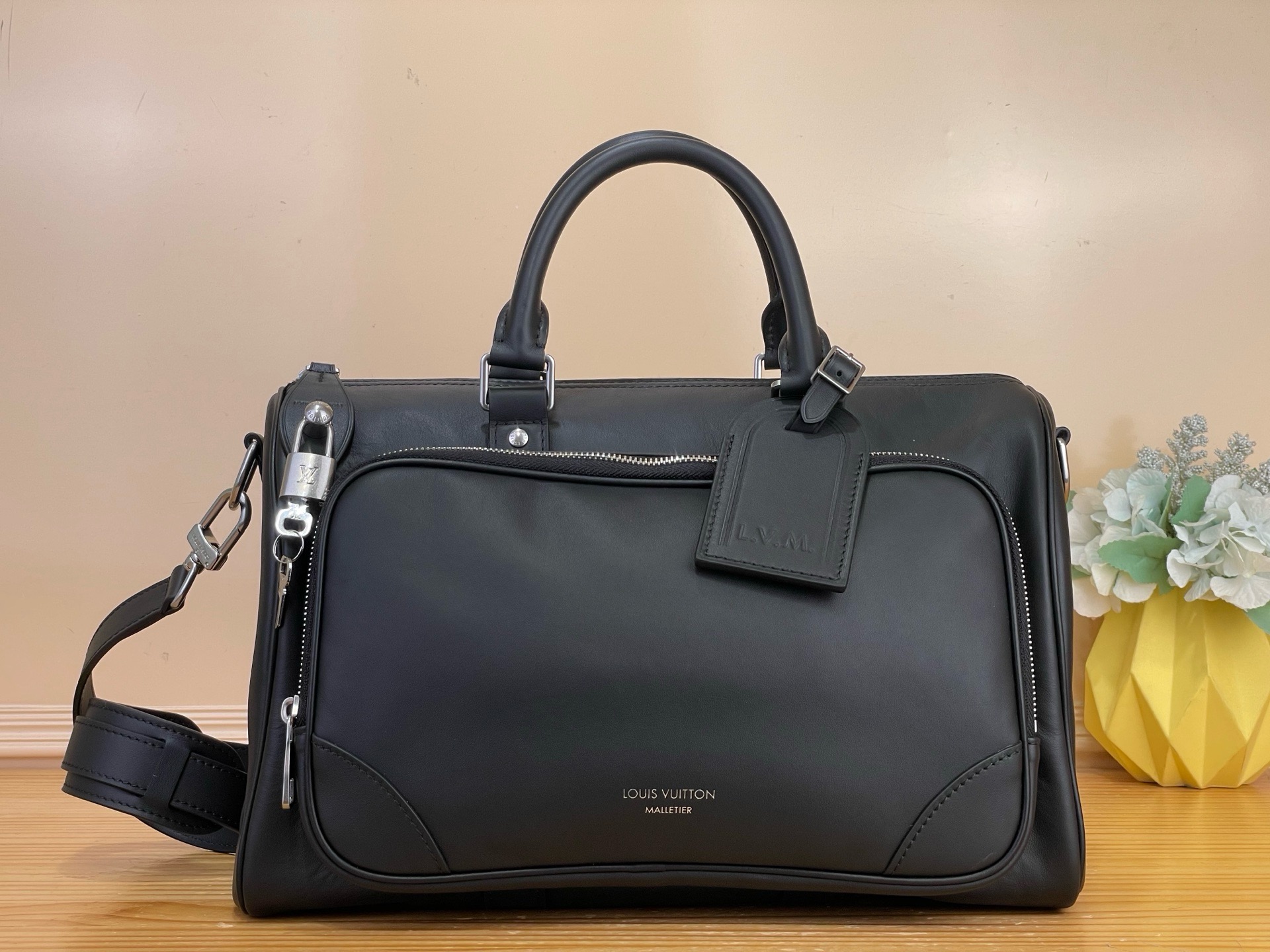 NO:851647,Top original order [KEEALL CARGO BANDOULIRE 35 handbag] m28100 black/full leather This Keeall Cargo Bandoulière jm handbag is made of lightly polished soft cow leather, and then uses classic cow leather to create the nameplate and zipper puller, with jacquard lining and zipper front pocket. The top handle and detachable and adjustable shoulder strap allow for flexible carrying. Dimensions 35.5 x 21 x 22 cm  991981000 (length x height x width),,cowhide19860909顶级原单【KEEALL CARGO BANDOULIRE 35 手袋】 m28100 黑色/全皮 本款 Keeall Cargo Bandoulière jm手袋取材经过轻微打磨的柔软牛皮革,再以经典牛皮革打造名牌和拉链头,搭配提花内衬和拉链前袋.顶部手柄和可拆卸并调节的肩带实现灵活背携. 尺寸35.5 x 21 x 22 厘米 991981000 (长度 x 高 x 宽),,cowhide,Bag