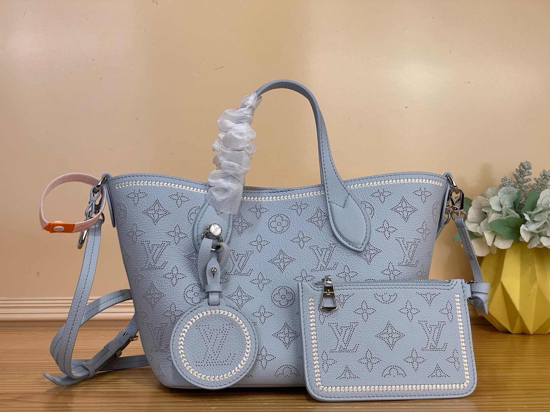 NO:851989,Top original order [BLOSSOM small handbag] m29375 blue/hollow This Blossom small handbag renders the trendy colors of the season and debuts in the Mahina Couture Ys series with a new look. The cow leather bag body is integrated with perforated patterns and woven embroidery details, which complement the Yingze metal parts. The LV decoration is easy to remove at will, and the adjustable shoulder strap allows for flexible carrying. Size 20 x 20 x 12.5  cm8519095 (length x height x width),,louis vuitton,cowhide19860909顶级原单【BLOSSOM 小号手袋】 m29375 蓝色/镂空 本款 Blossom 小号手袋渲染当季潮流色调,以崭新面貌亮相 Mahina Couture Ys系列.牛皮革包身融入穿孔图案和编织刺绣细节,与莹泽金属件相映成趣.LV 装饰便于随心拆卸,可调节肩带实现灵活背携. 尺寸20 x 20 x 12.5 厘米8519095 (长度 x 高 x 宽),,louis vuitton,cowhide,Bag