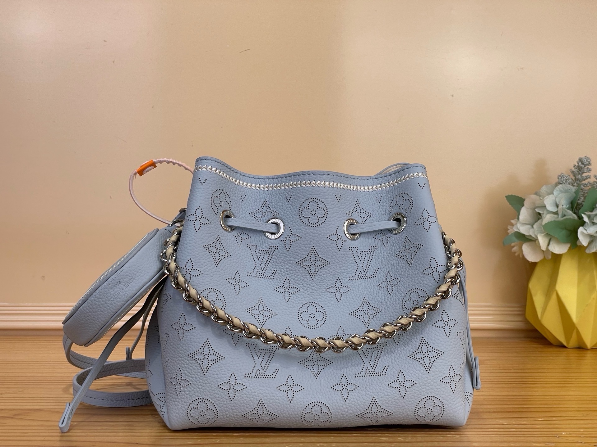 NO:852006,Top original item [BELLA handbag] m28885 blue/hollow This Bella handbag is newly launched in the Mahina Couture ys series with elegant colors, which can add luster to various looks. The perforated cow leather bag reflects the classic Monogram pattern, and the elegant woven chain upgrades the texture. The appropriate size and round coin purse are convenient for storing all your needs, and the detachable shoulder strap can easily unlock multiple carrying methods. Size 19 x 22 x  14 cm.8310085 (length x height x width),,wallets,cowhide19860909顶级原单【BELLA 手袋】 m28885 蓝色/镂空 本款 Bella 手袋以雅致色调焕新亮相 Mahina Couture ys系列,可为各式造型增光添彩.穿孔牛皮革包身映现经典 Monogram 图案,考究的编织链条令质感再度升级.恰宜尺寸和圆形零钱包方便收纳随身所需,可拆卸肩带轻松解锁多种背携方式. 尺寸19 x 22 x 14 厘米.8310085 (长度 x 高 x 宽),,wallets,cowhide,Bag