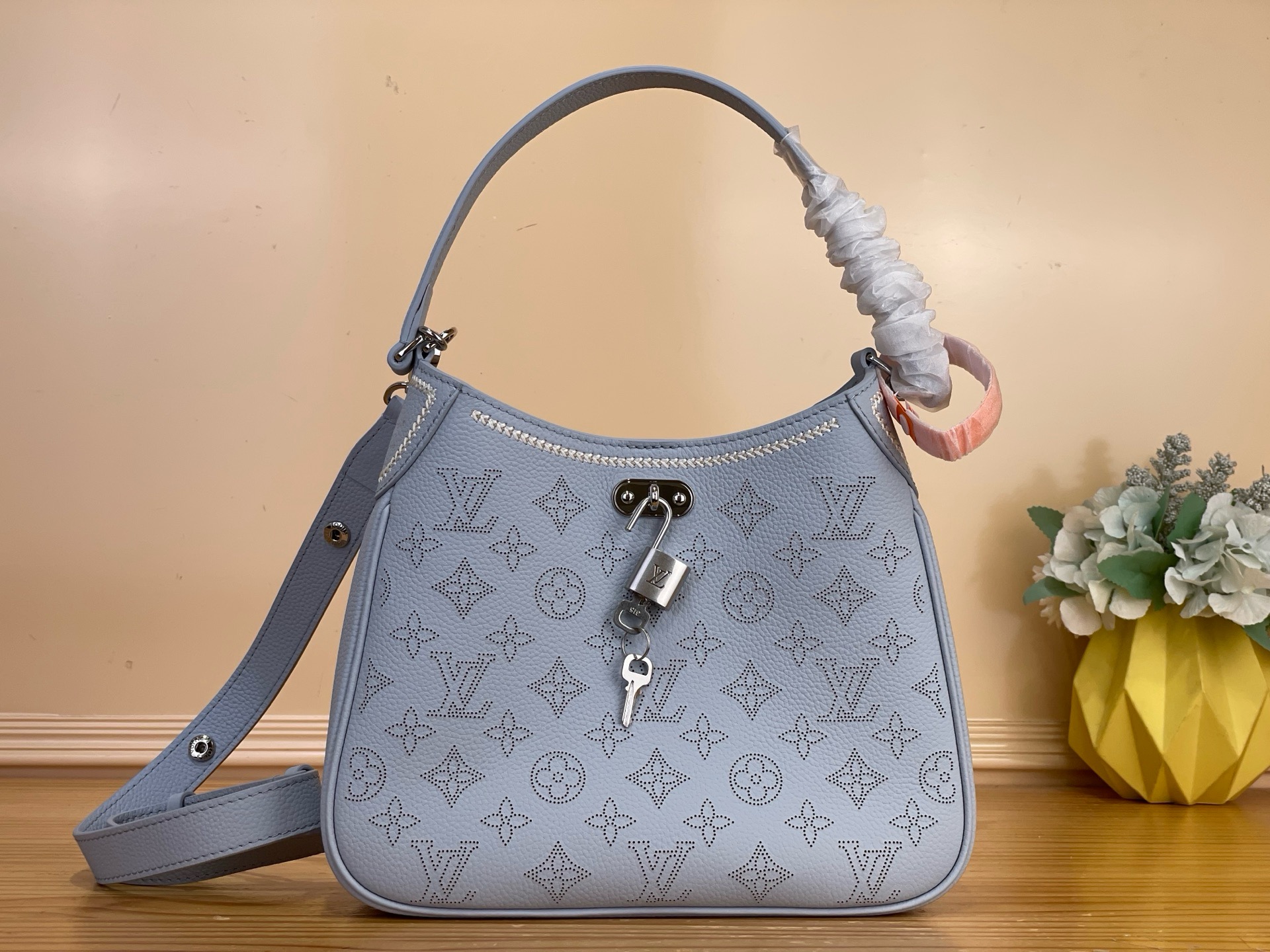 NO:852025,Top original item [ALL AROUND small handbag] m28779 blue (hollow) The Mahina Couture series reinterprets the All Around ys small handbag in elegant tones, and then uses the cow leather to lay out the Monogram perforation pattern, which creates a color contrast with the woven texture embroidery details. The iconic LV padlock is the highlight of the elegant structure, and the adjustable shoulder strap provides a variety of carrying methods. Dimensions 25 x 20 x 6 cm 7618085  (length x height x width),,louis vuitton,cowhide19860909顶级原单【ALL AROUND 小号手袋】 m28779 蓝色（镂空） Mahina Couture 系列以优雅色调重绎 All Around ys小号手袋,再为牛皮革铺陈Monogram 穿孔图案,与编织纹理刺绣细节共筑色彩反差.标志性 LV 挂锁点睛考究构型,可调节肩带提供多种背携方式. 尺寸25 x 20 x 6 厘米 7618085 (长度 x 高 x 宽),,louis vuitton,cowhide,Bag