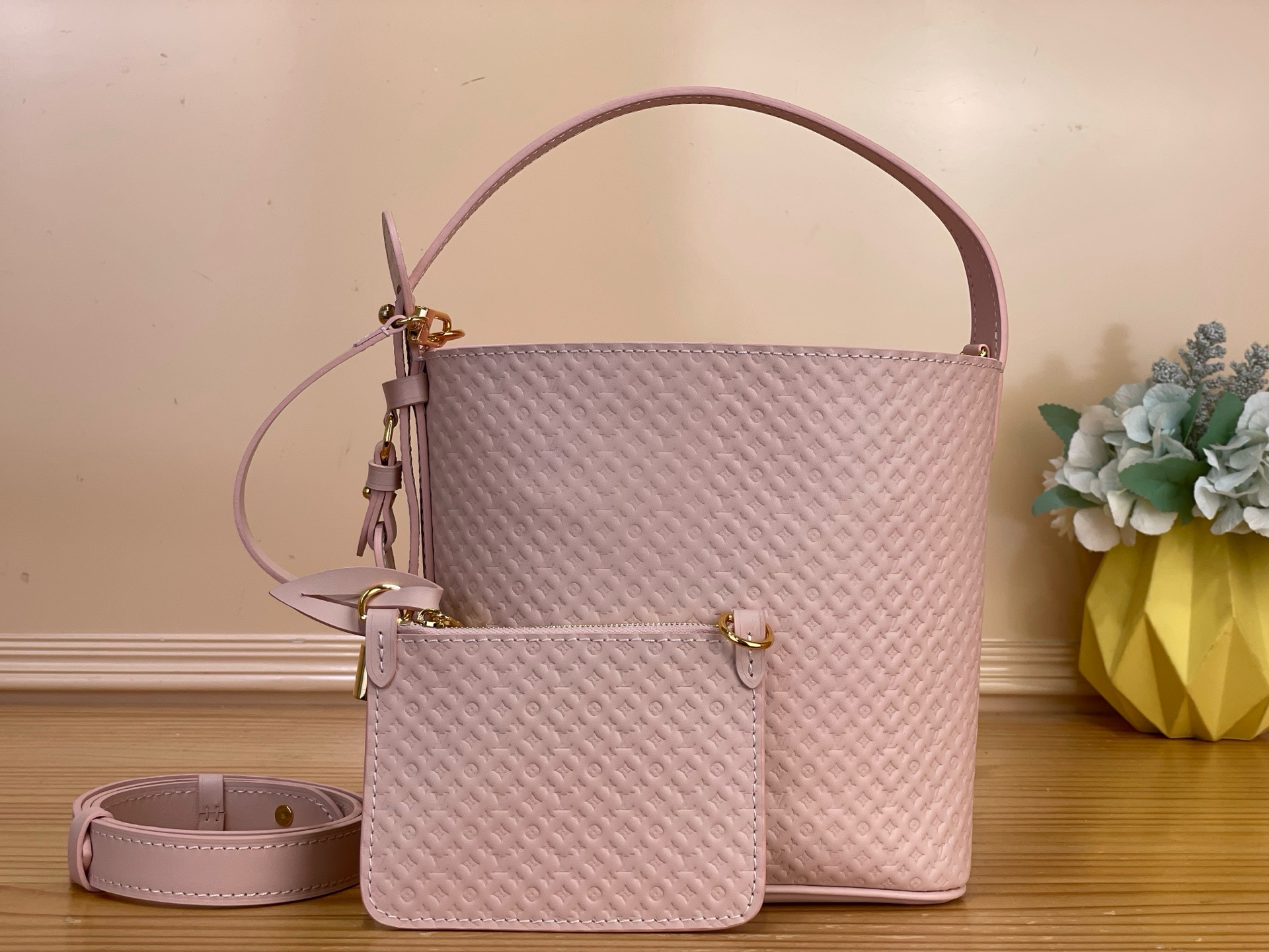 NO:851633,Top Original [All in BB Bucket Bag] M28886 Pink M29479 Yellow (Small Embossed) Minigram Collection launches this thin and lightweight version of the Allin BB,  16x18x12cm5416065,,cowhide19860909顶级原单【All in BB 水桶手袋】M28886 粉色 M29479 黄色（小字压花） Minigram系列推出了这款轻薄极乐版Allin BB,xh由优雅光滑的小牛皮制成.微妙的标志性图案增添了精致的触感,桶式设计在一侧配有装饰性地址标签和金色挂锁.它的尺寸适合必需品,可以搭配或不搭配斜挎带佩戴. 尺寸 16x18x12厘米5416065,,cowhide,Bag
