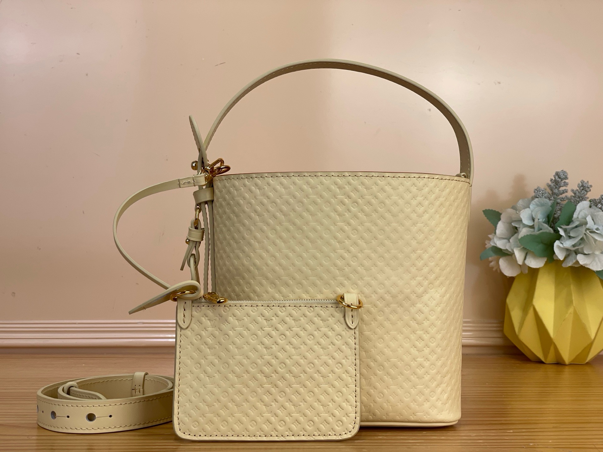 NO:851656,Top Original [All in BB Bucket Bag] M28886 Pink M29479 Yellow (Small Embossed) Minigram Collection launches this thin and lightweight version of the Allin BB,  16x18x12cm5416065,,cowhide19860909顶级原单【All in BB 水桶手袋】M28886 粉色 M29479 黄色（小字压花） Minigram系列推出了这款轻薄极乐版Allin BB,xh由优雅光滑的小牛皮制成.微妙的标志性图案增添了精致的触感,桶式设计在一侧配有装饰性地址标签和金色挂锁.它的尺寸适合必需品,可以搭配或不搭配斜挎带佩戴. 尺寸 16x18x12厘米5416065,,cowhide,Bag