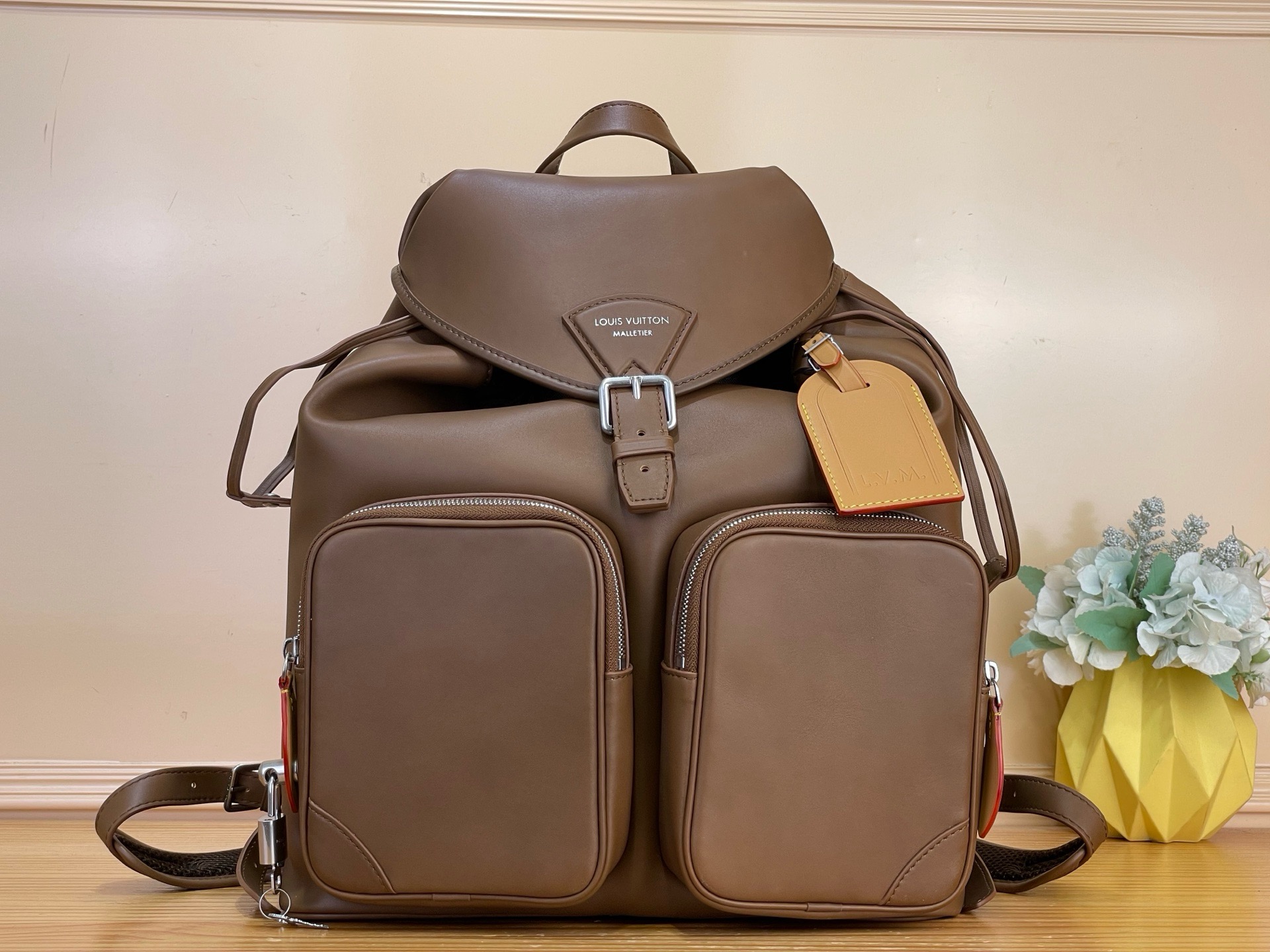 NO:851584,Top original item [MONTSOURIS CARGO Backpack] m28380 brown/full leather This Montsouris Cargo backpack combines soft cow leather and LV Blason jm lining. It has a rounded shape with drawstring closure and front pocket, making the classic design without losing functional details. The elegant shoulder strap ensures comfortable carrying, and the internal padded compartment can properly store a 14-inch laptop. Dimensions 34 x 40 x 17 cm  108121150 (length x height x width),,louis vuitton,cowhide19860909顶级原单【MONTSOURIS CARGO 双肩包】 m28380 棕色/全皮 本款 Montsouris Cargo 双肩包结合柔软牛皮革和 LV Blason jm内衬,为圆润构型搭配抽绳开合与正面口袋,令经典设计不失功能细节.考究肩带确保舒适背携,内部加衬隔层可妥善收纳 14 英寸的笔记本电脑. 尺寸34 x 40 x 17 厘米 108121150 (长度 x 高 x 宽),,louis vuitton,cowhide,Bag