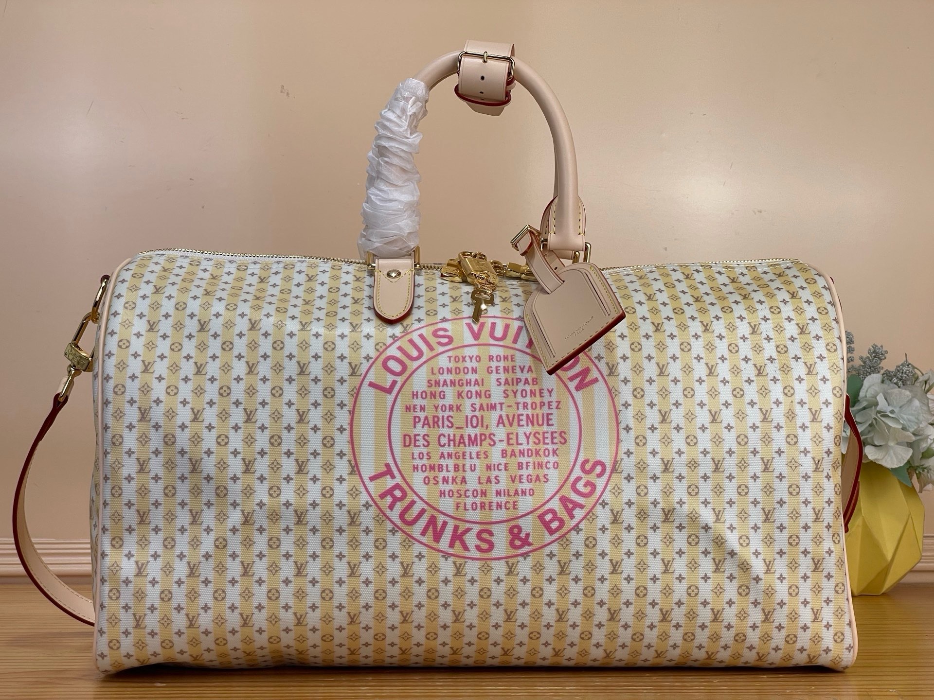 NO:852067,Top original order [KEEALL BANDOULIRE 45 travel bag] m28678 Summer This Keeall Bandoulière 45 travel bag is made of LV Stam canvas, with linen and cotton blended rendering of pastel stripes and pocket Monogram cc print to create a wear-resistant grain texture. The front is embellished with the Louis Vuitton Trunks & Bags seal.  This collection of masterpieces comes with exclusive packaging, imbued with the charming style of the Côte d'Azur. It comes with limited edition charms and the brand's iconic beach hut handbag, allowing you to enjoy the leisurely fun of midsummer - limited edition, subject to availability. Dimensions 45 x 27 x 20 cm. 6117075 (length x height x width),, louis vuitton, louis vuitton19860909顶级原单【KEEALL BANDOULIRE 45 旅行袋】 m28678 夏天 本款 Keeall Bandoulière 45 旅行袋采用 LV Stam 帆布,以亚麻棉布混纺渲染粉彩条纹和袖珍 Monogram cc印花,打造耐磨粒面质感.正面点缀 Louis Vuitton Trunks & Bags 印章. 本系列臻作搭配专属包装,浸染蔚蓝海岸的迷人风情,随附限定挂饰与品牌标志性海滩小屋手袋,尽揽盛夏悠然意趣——限量呈献,售完即止. 尺寸45 x 27 x 20 厘米.6117075 (长度 x 高 x 宽),,louis vuitton,louis vuitton,Bag