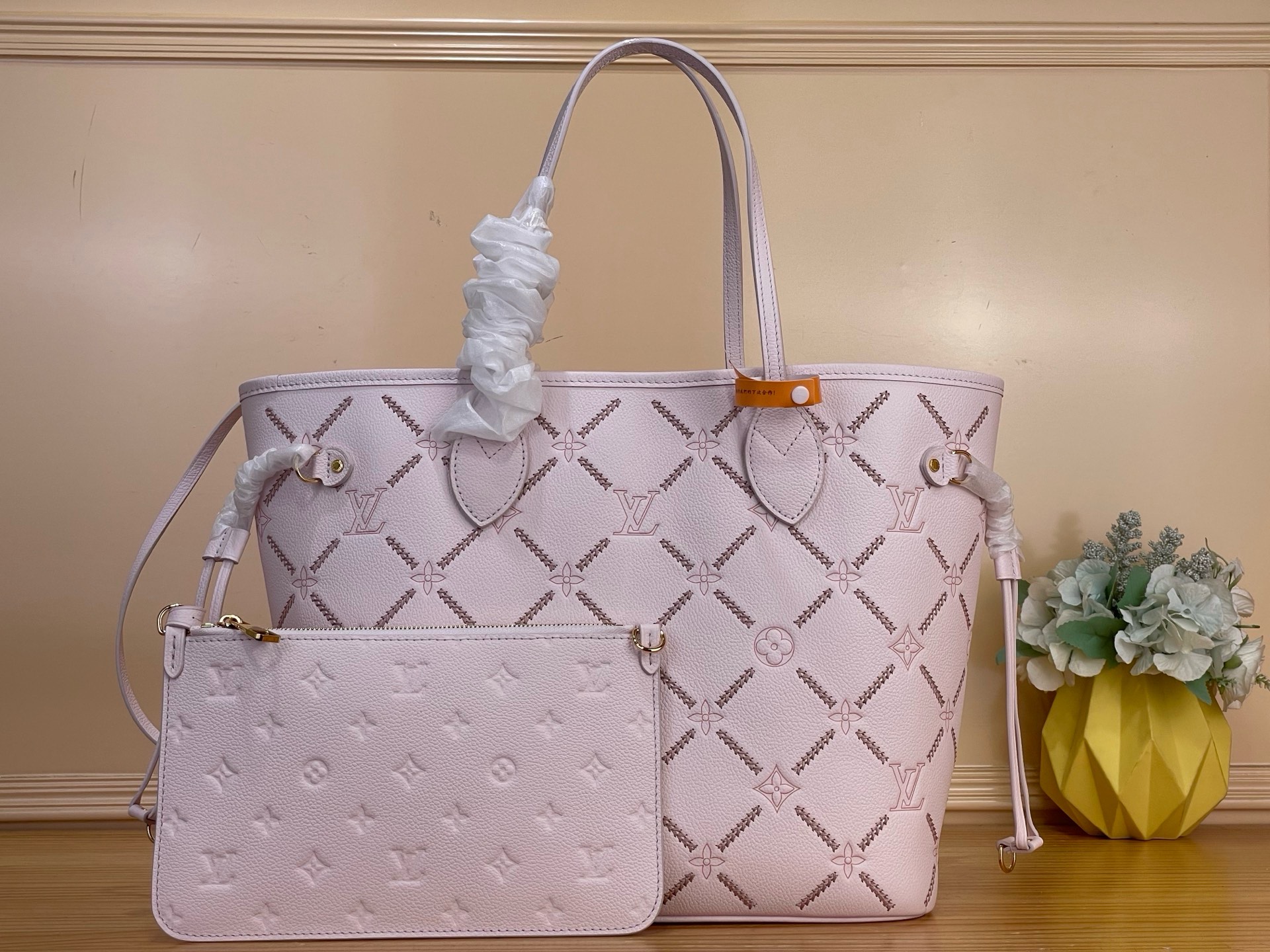NO:851460,Top original order [NEVERFULL medium handbag] M29486 pink/embroidery This Neverfull medium tote bag is decorated with Louis Vuitton Monogram Emreinte Couture  The Ys logo is reinterpreted, capturing triple craftsmanship to create a unique finish that is reminiscent of the brand's hard case lining. The leather is embossed, printed and embroidered to highlight the brand's exquisite craftsmanship and complements the Yingze metal hardware. There is ample space to accommodate daily needs such as a laptop. Dimensions 47 x 28 x 14.103121150 (length x height x width),, louis vuitton, totes19860909顶级原单【NEVERFULL 中号手袋】 M29486 粉色/刺绣 本款 Neverfull 中号托特包以路易威登 Monogram Emreinte Couture Ys标识焕新演绎,撷取三重工艺成就独特饰面,引人联想品牌硬箱内衬.皮革经压纹、印花与刺绣工艺处理,彰显品牌精湛匠艺,与莹泽金属件相得益彰.宽裕空间可容纳笔记本电脑等日常所需. 尺寸47 x 28 x 14.103121150 (长度 x 高 x 宽),,louis vuitton,totes,Bag