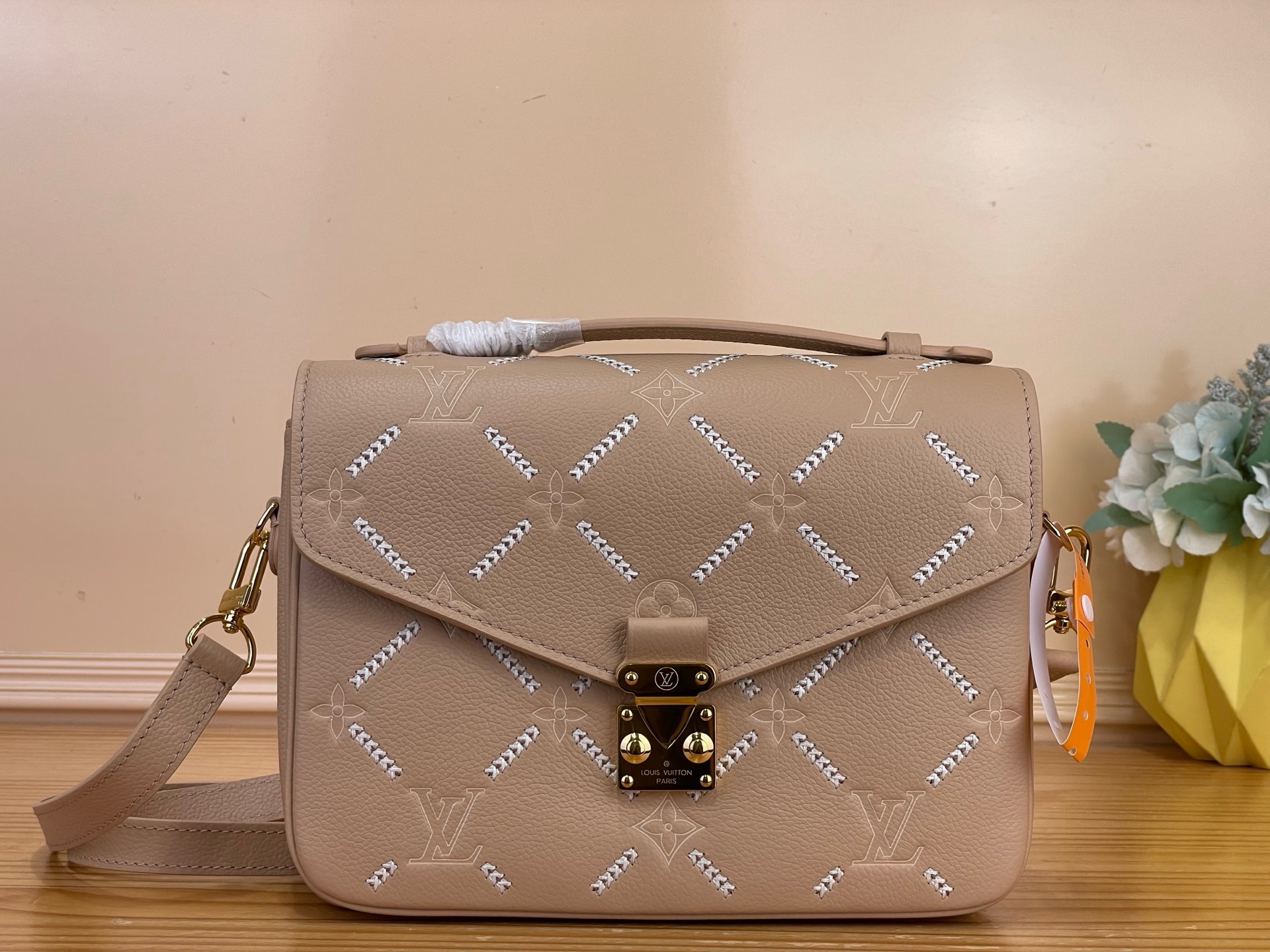 NO:851516,Top Original [ochette Metis MM Messenger Bag] M29497 Brown/Embroidery Featuring the brand's Monogram Emreinte Couture ys signature, it is a stylish choice for day or evening looks. It is made of cowhide, embossed, printed and embroidered to create a unique finish, and comes with a gold S-shaped lock. There are three compartments inside for storing daily items, and there is a zipper pocket on the back. Size  25x19x7cm.8519095,,cowhide19860909顶级原单【ochette Metis MM 邮差手袋】M29497 棕色/刺绣 采用了品牌的Monogram Emreinte Couture ys签名,是白天或晚上造型的时尚选择.它由牛皮制成,经过压花、印刷和刺绣,形成独特的饰面,配以金色S形锁.内部有三个隔间用于存放日常物品,背面还有一个拉链口袋 尺寸 25x19x7厘米.8519095,,cowhide,Bag