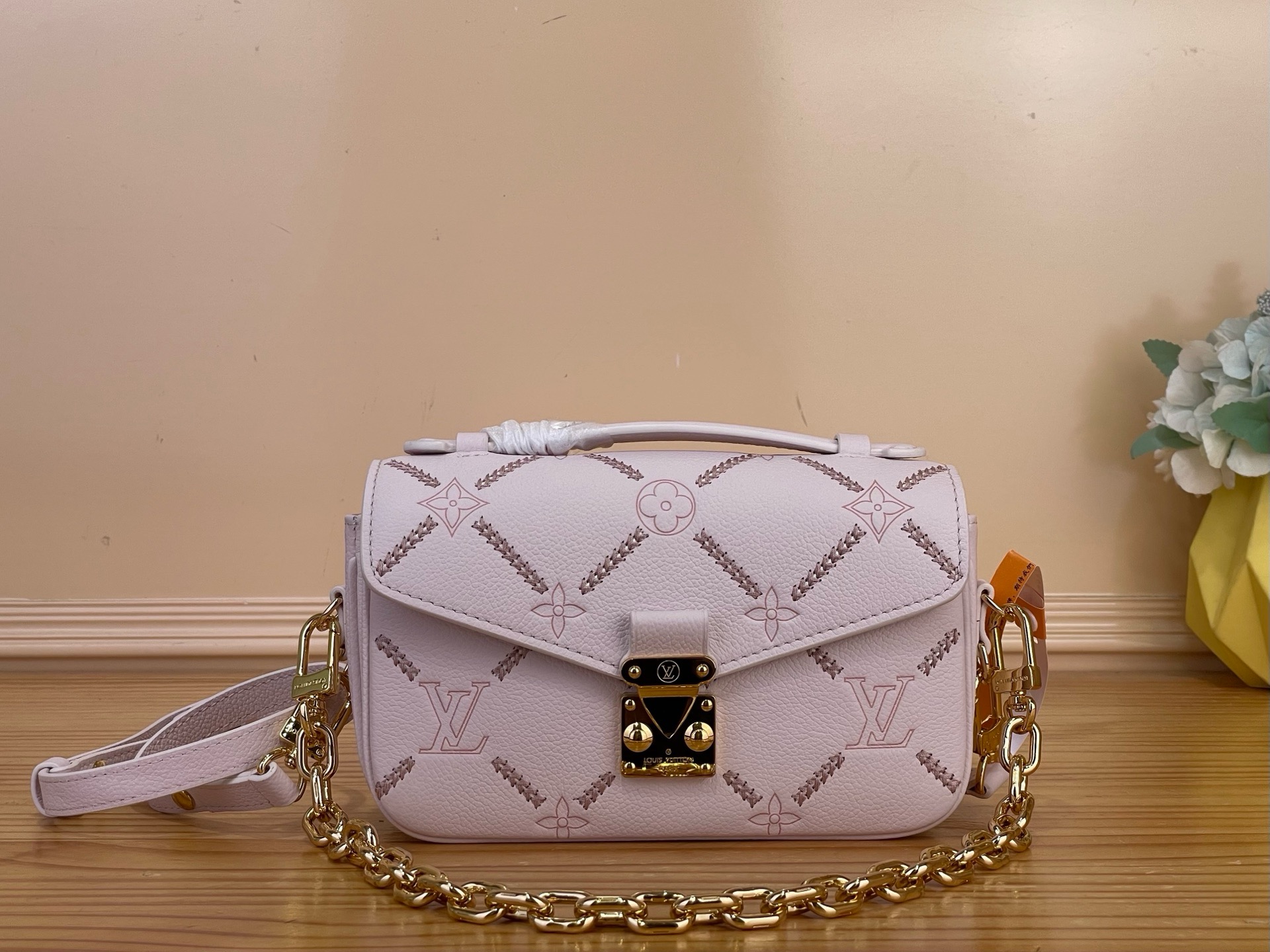 NO:851562,Top original order [ochette Metis East-West Messenger Bag] M29488 Pink/Embroidery Redesigned with the brand's Monogram Emreinte Couture ys signature in a feminine light happy color. It is made of cowhide, embossed, printed and embroidered to create a unique finish, with a gold S-shaped lock and matching decorative chain. There are three compartments inside for daily items, and there is also a zipper pocket on the back. Size  21.5x13.5x6 cm 7819085,,cowhide19860909顶级原单【ochette Metis East-West 邮差手袋】M29488 粉色/刺绣 采用了该品牌的Monogram Emreinte Couture ys签名重新设计,采用女性浅幸福色.它由牛皮制成,经过压花、印刷和刺绣,形成独特的饰面,配以金色S形锁和配套的装饰链.内部有三个隔间用于存放日常物品,背面还有一个拉链口袋 尺寸 21.5x13.5x6厘米 7819085,,cowhide,Bag