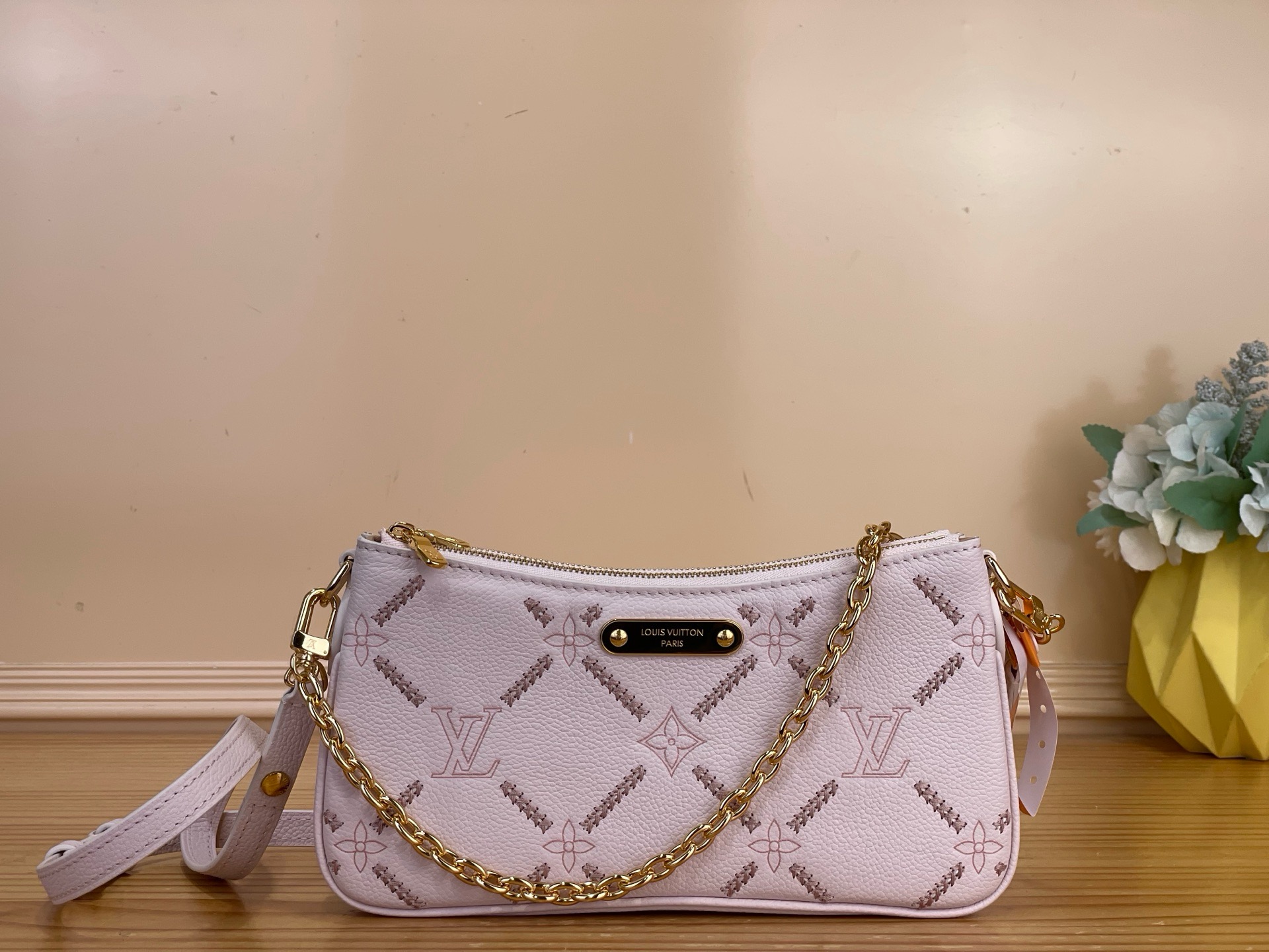 NO:851583,Top original order [ochette Metis East-West Messenger Bag] M29488 Pink/Embroidery Redesigned with the brand's Monogram Emreinte Couture ys signature in a feminine light happy color. It is made of cowhide, embossed, printed and embroidered to create a unique finish, with a gold S-shaped lock and matching decorative chain. There are three compartments inside for daily items, and there is also a zipper pocket on the back. Size  21.5x13.5x6 cm 7819085,,cowhide19860909顶级原单【ochette Metis East-West 邮差手袋】M29488 粉色/刺绣 采用了该品牌的Monogram Emreinte Couture ys签名重新设计,采用女性浅幸福色.它由牛皮制成,经过压花、印刷和刺绣,形成独特的饰面,配以金色S形锁和配套的装饰链.内部有三个隔间用于存放日常物品,背面还有一个拉链口袋 尺寸 21.5x13.5x6厘米 7819085,,cowhide,Bag