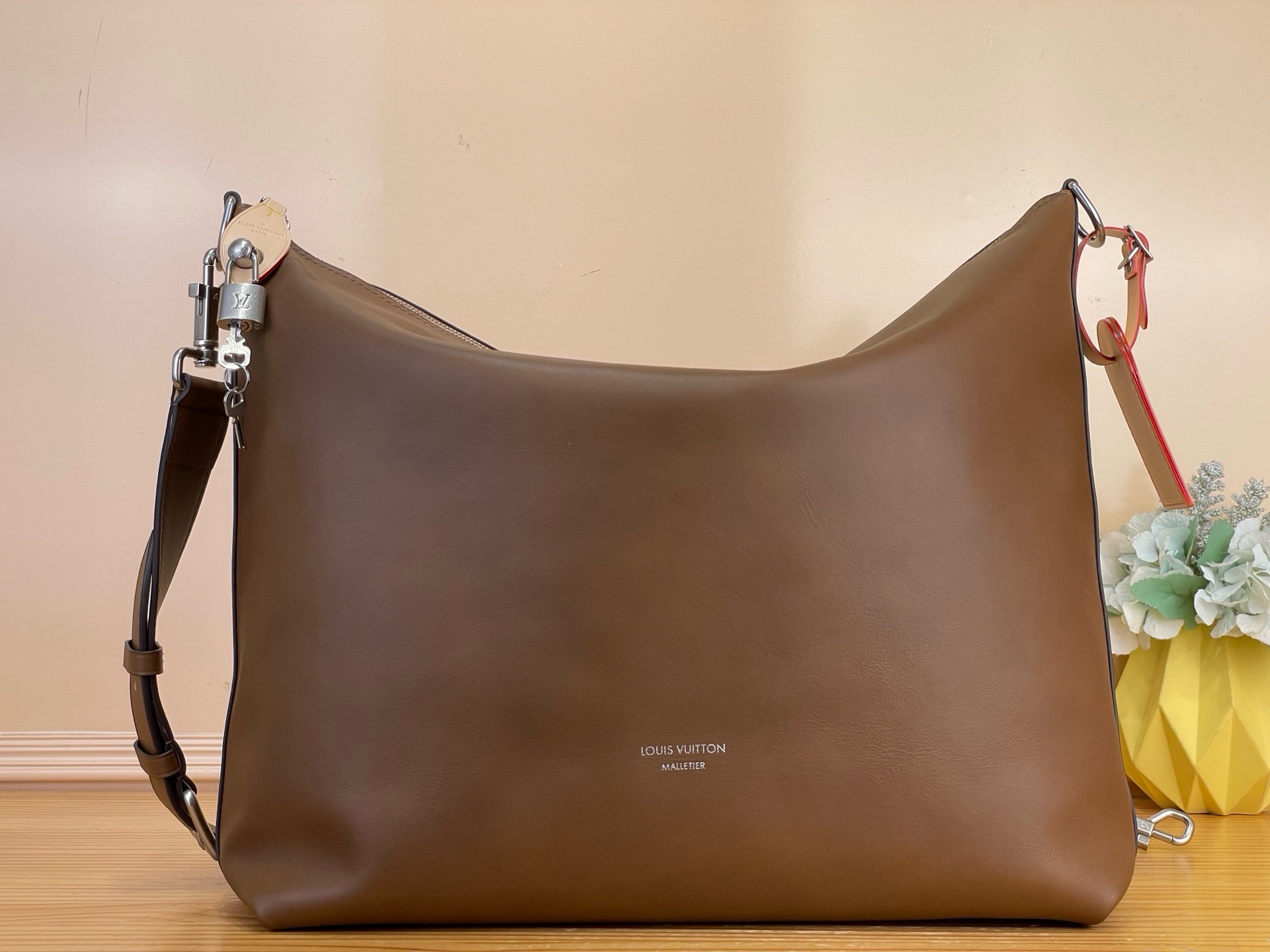 NO:851669,Top original order [VAGABOND HOBO handbag] m28392 brown/full leather This Vagabond Hobo jm handbag has the soft texture of tanned leather. It can be carried on the shoulder or cross-body comfortably by attaching the adjustable fabric shoulder strap. The interior presents LV Blason jacquard texture, inscribed metal parts, padlocks and zippers to highlight the elegant atmosphere, and the leather brand completes the details. Size 48 x 38 x 14  cm.951981000 (length x height x width),,louis vuitton19860909顶级原单【VAGABOND HOBO 手袋】 m28392 棕色/全皮 本款 Vagabond Hobo jm手袋拥有鞣制皮革的柔软质感,系上可调节织物肩带即可实现舒适肩背或斜挎.内里呈现 LV Blason 提花织纹,铭纹金属件、挂锁和拉链彰显考究气息,皮革名牌完善细节. 尺寸48 x 38 x 14 厘米.951981000 (长度 x 高 x 宽),,louis vuitton,Bag