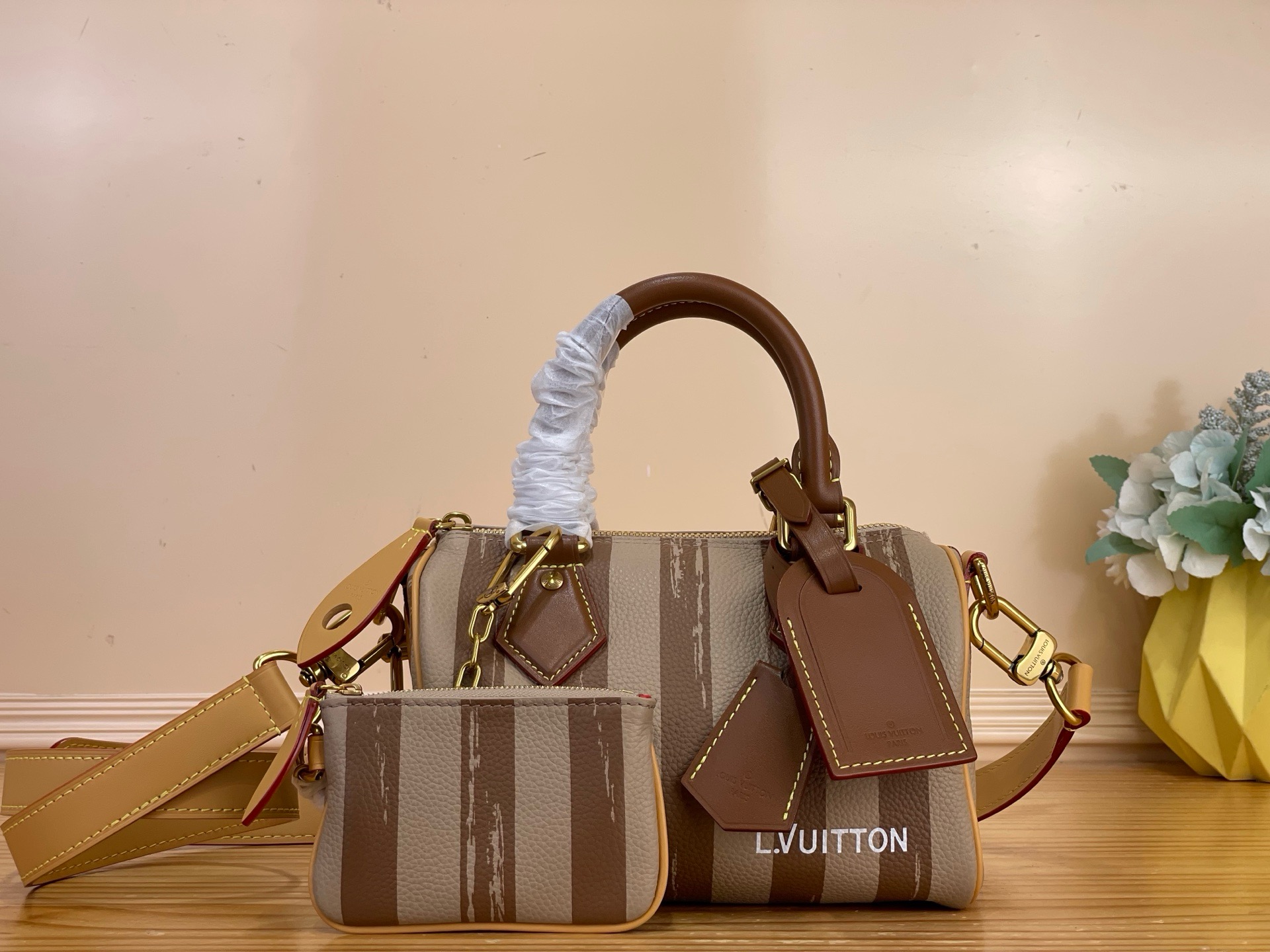 NO:851622,Top original order [SEEDY 9 BANDOULIRE 20 handbag] m27980 khaki/striped This Seedy 9 Bandoulière 20 handbag traces back to the classic pattern of Louis Vuitton hard luggage at the end of the 19th century, incorporating faded effect stripe printing into the cow leather, highlighting the brand's exquisite craftsmanship and profound historical heritage. Monogram printing boldly lays out the sheepskin lining, and the gorgeous style is self-evident. Size 22 x 14  x 17.5 cm (length x height x width),,louis vuitton,cowhide,sheepskin19860909顶级原单【SEEDY 9 BANDOULIRE 20 手袋】 m27980 卡其色 /条纹 本款 Seedy 9 Bandoulière 20 手袋回溯 19 世纪末路易威登硬箱的经典图案,为牛皮革融入褪色效果条纹印花,彰显品牌精湛匠艺与深厚的历史传承.Monogram 印花大胆铺陈羊皮革内衬,华美格调不言而喻. 尺寸22 x 14 x 17.5 厘米 (长度 x 高 x 宽),,louis vuitton,cowhide,sheepskin,Bag